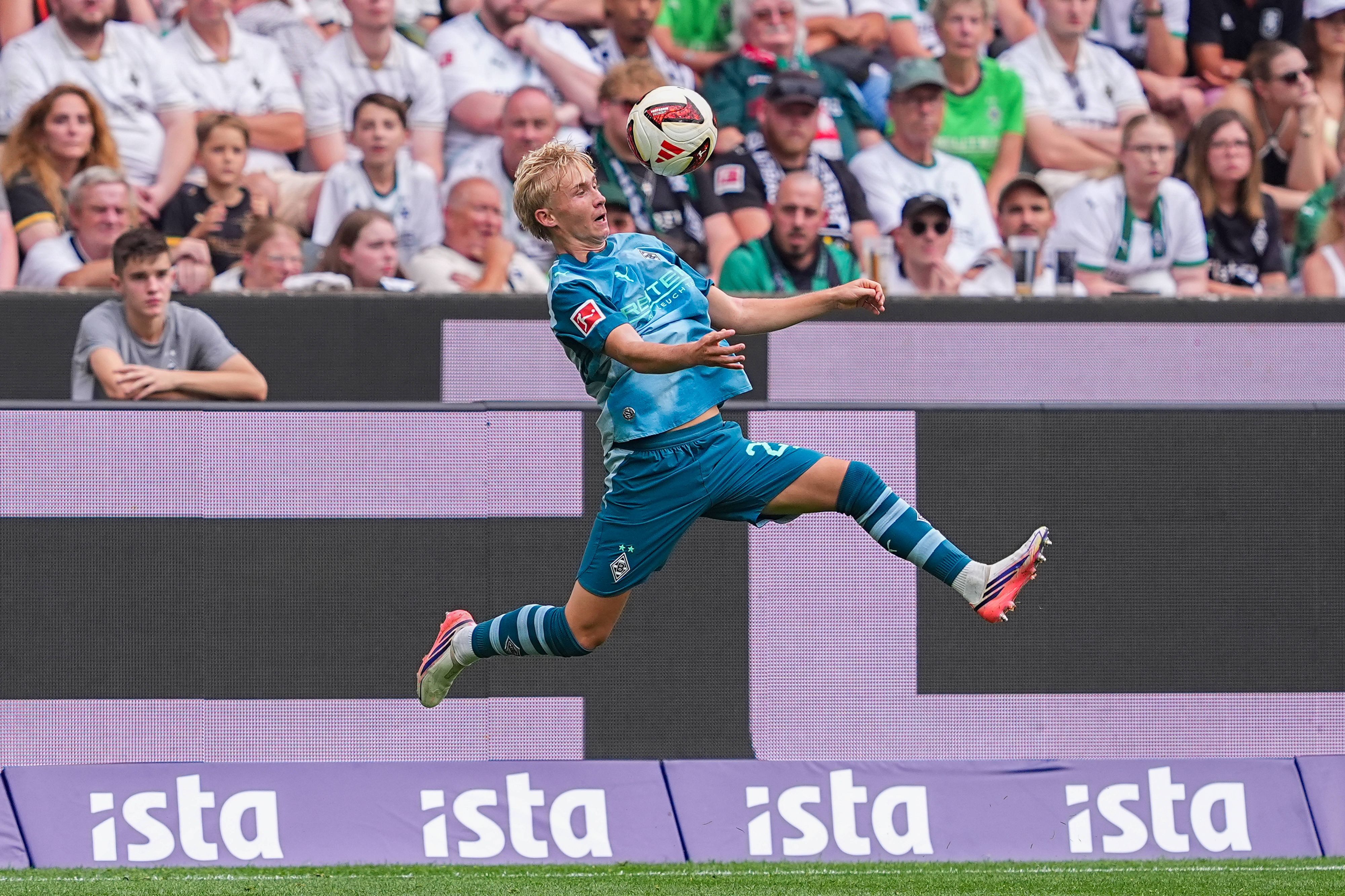 Borussia-Talent Fritz Fleck im Derby gegen Köln am Ball.