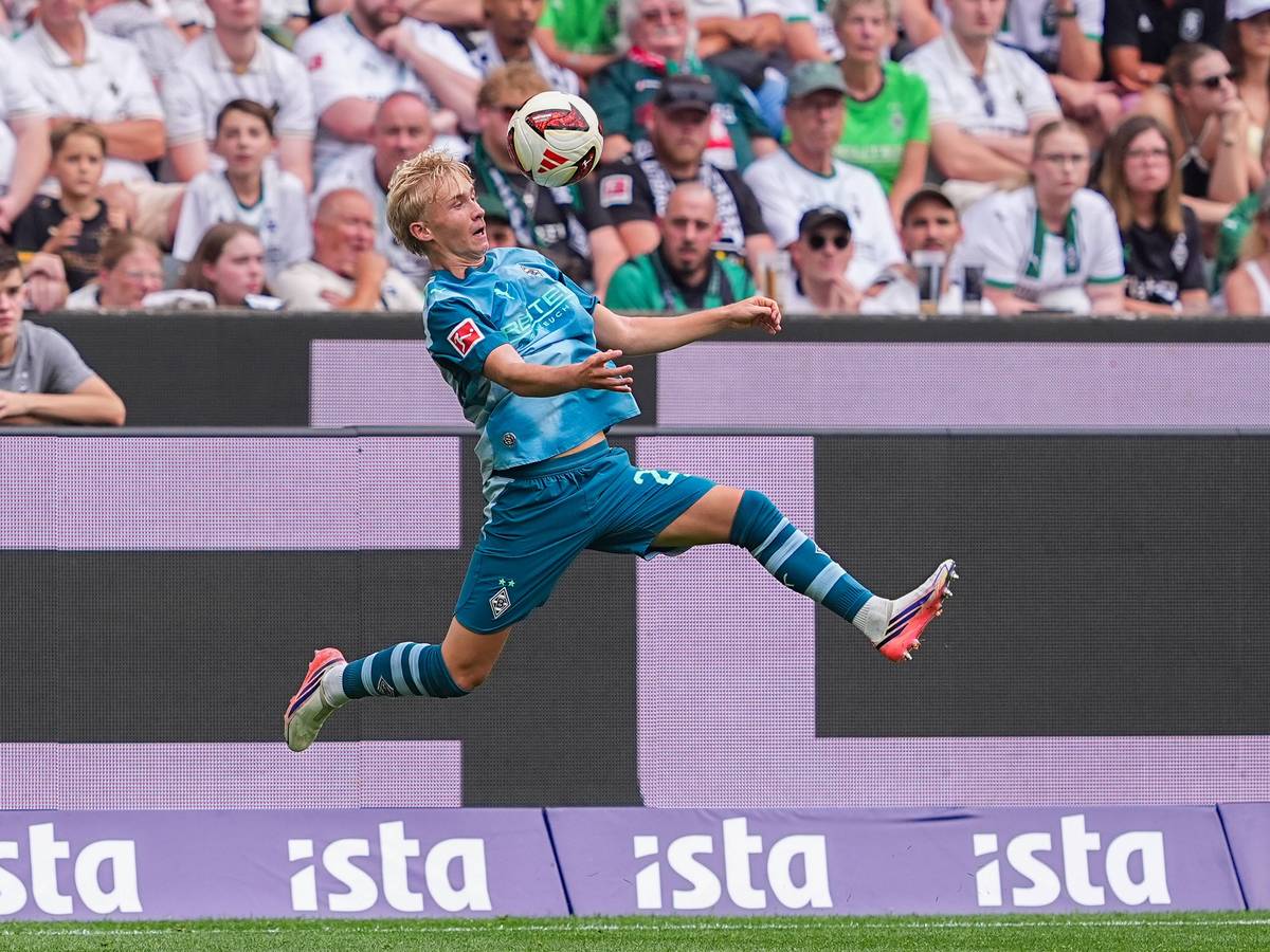 Borussia-Talent Fritz Fleck im Derby gegen Köln am Ball.