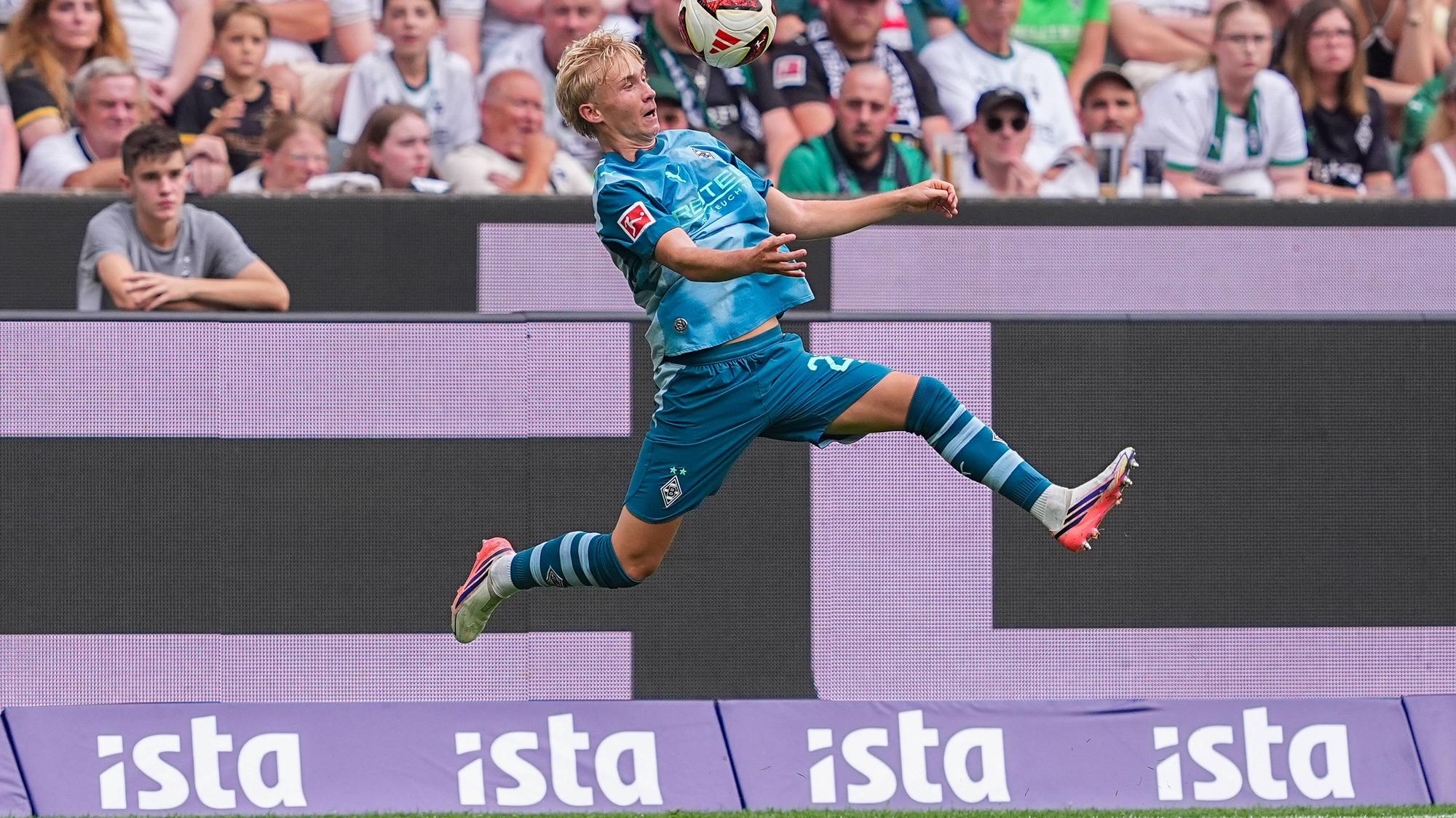 Borussia-Talent Fritz Fleck im Derby gegen Köln am Ball.
