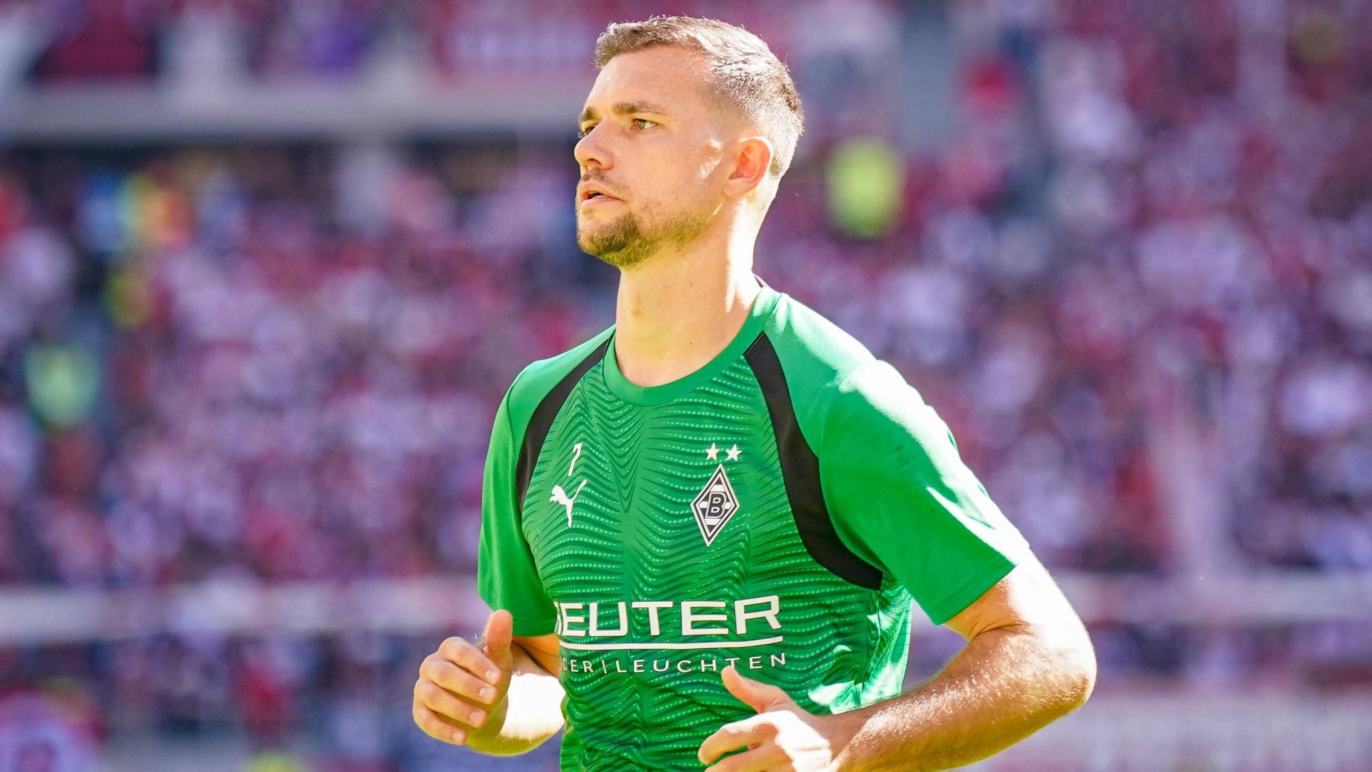 Kevin Stöger beim Warm-up mit Borussia Mönchengladbach.