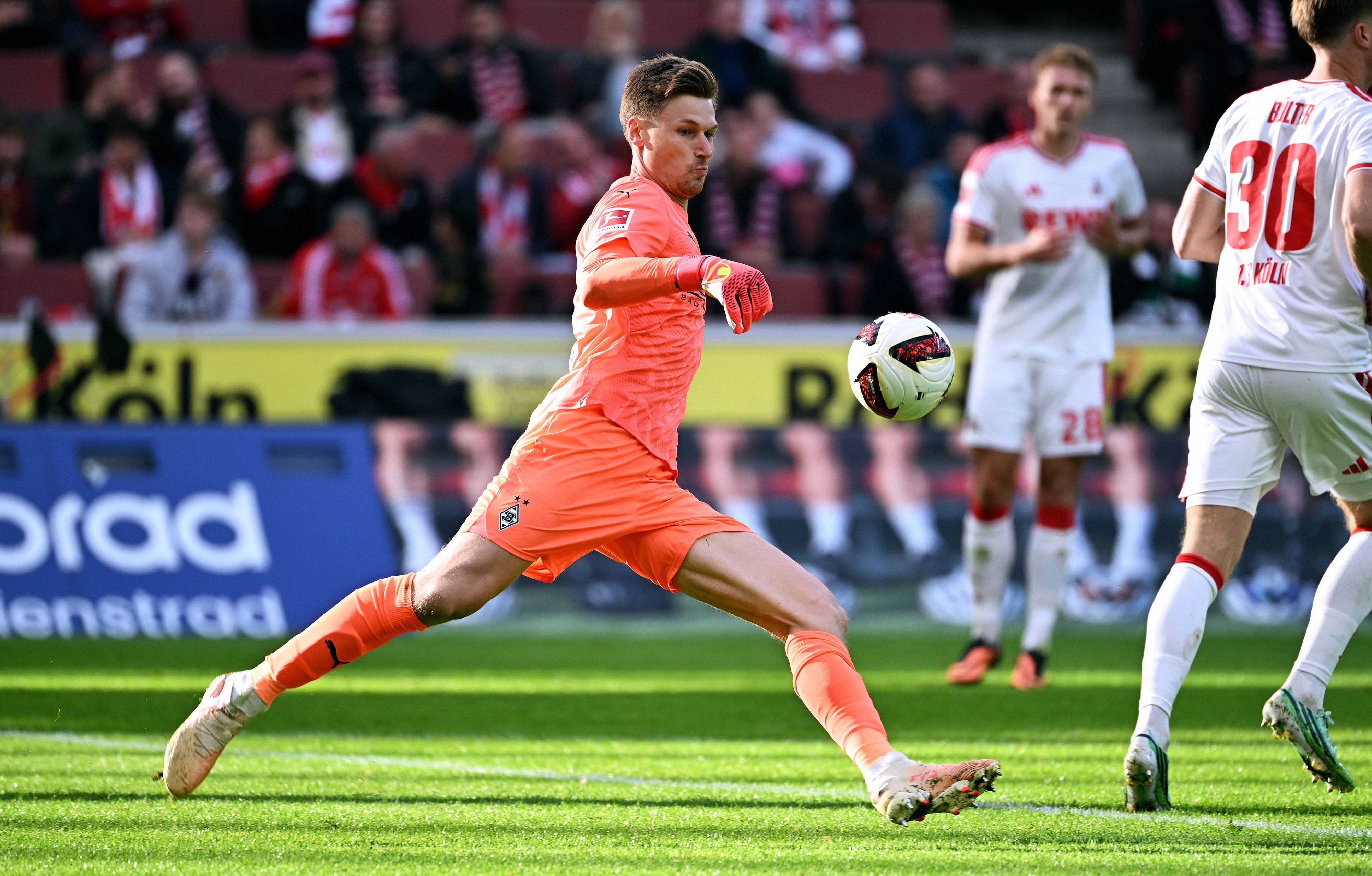 Fußballtorwart Moritz Nicolas mit Ball auf Spielfeld
