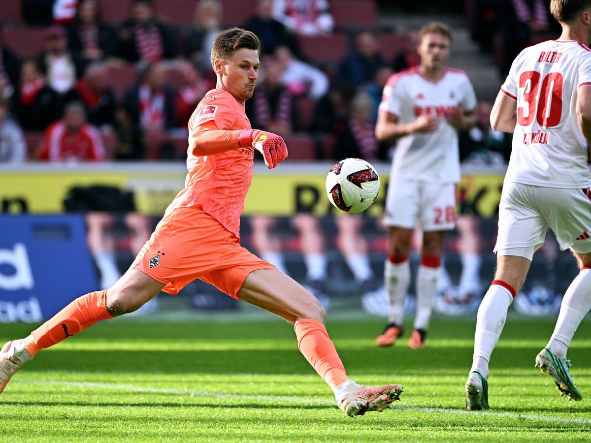 Fußballtorwart Moritz Nicolas mit Ball auf Spielfeld
