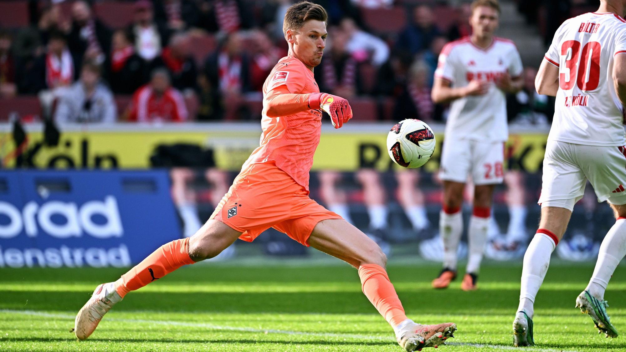 Fußballtorwart Moritz Nicolas mit Ball auf Spielfeld