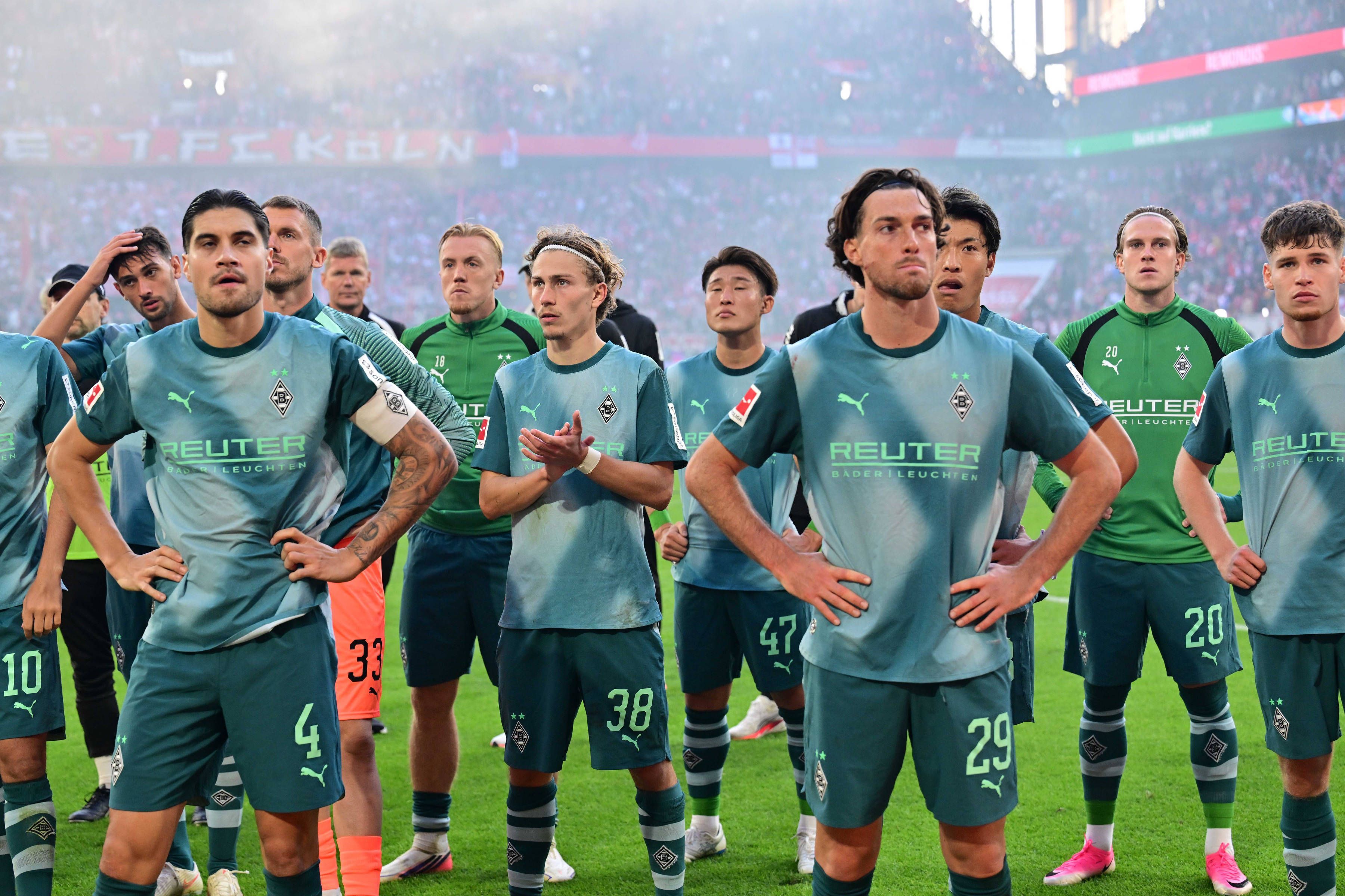 Die Gladbach-Profis nach dem Derby beim 1. FC Köln vor den eigenen Fans.