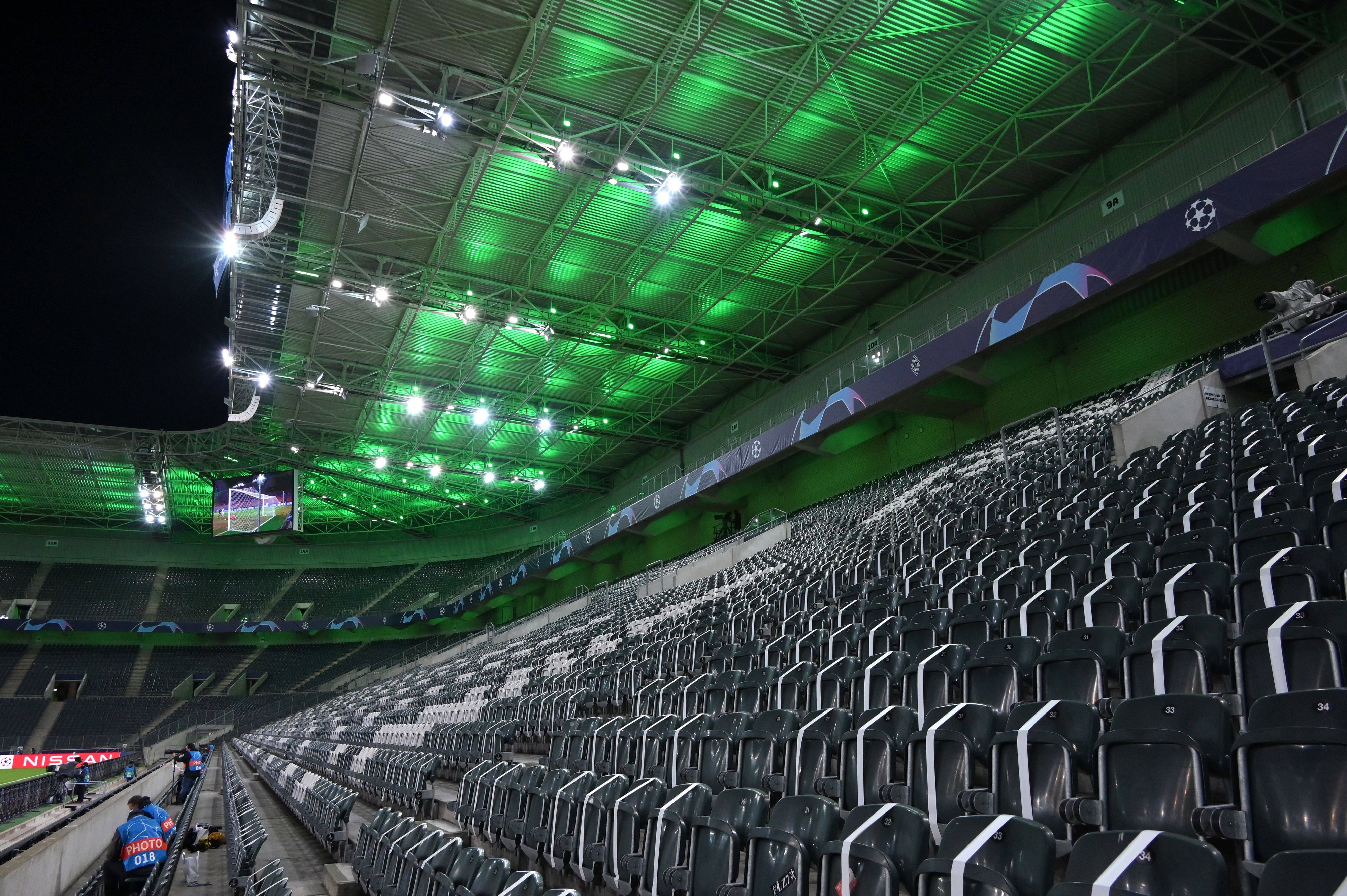Stadioninnenansicht mit leeren Sitzen