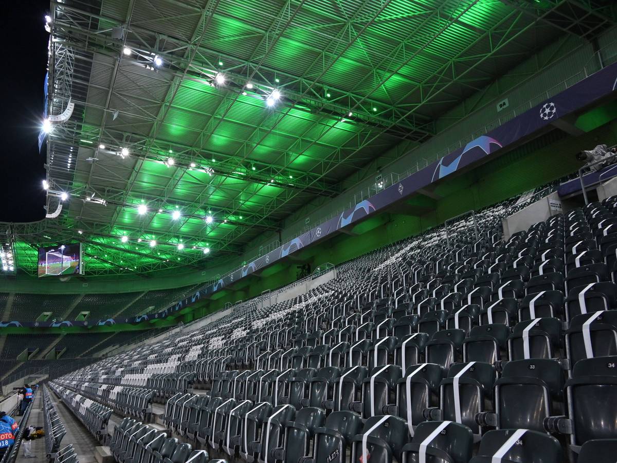 Stadioninnenansicht mit leeren Sitzen