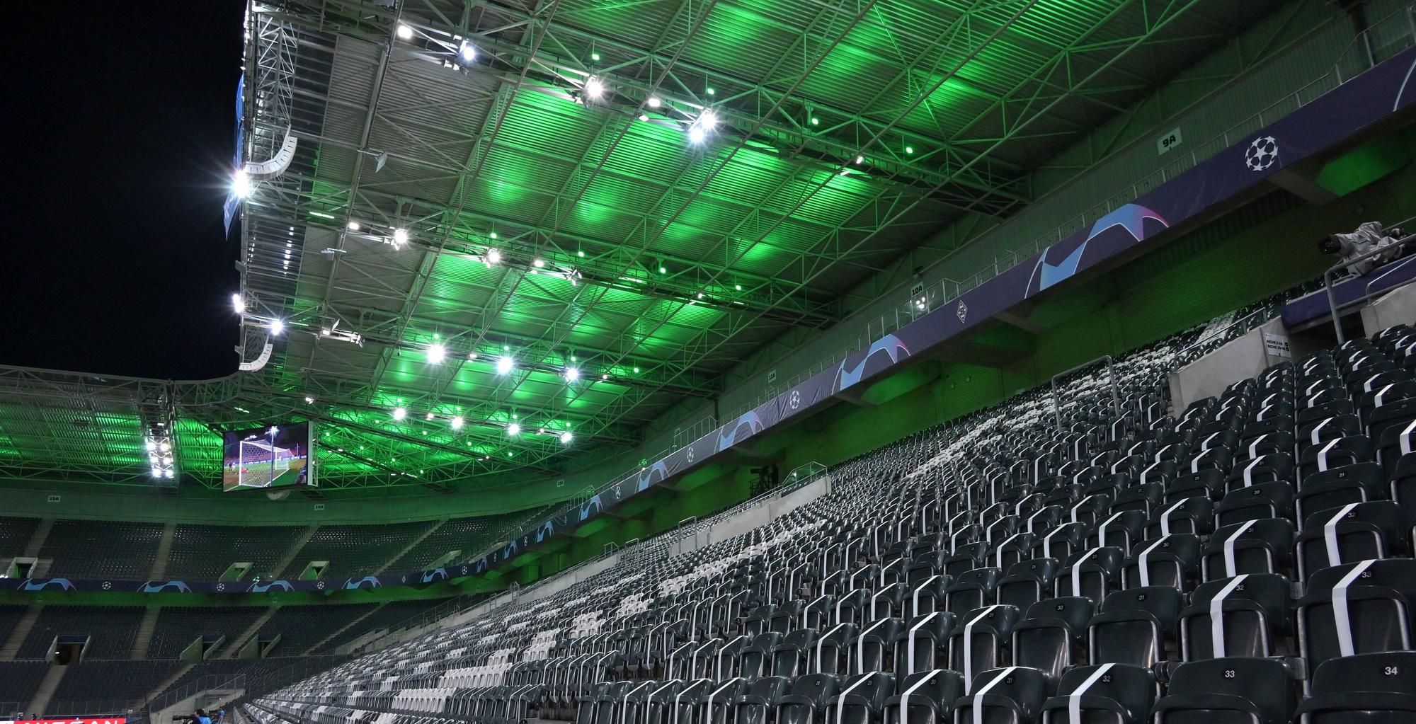 Stadioninnenansicht mit leeren Sitzen