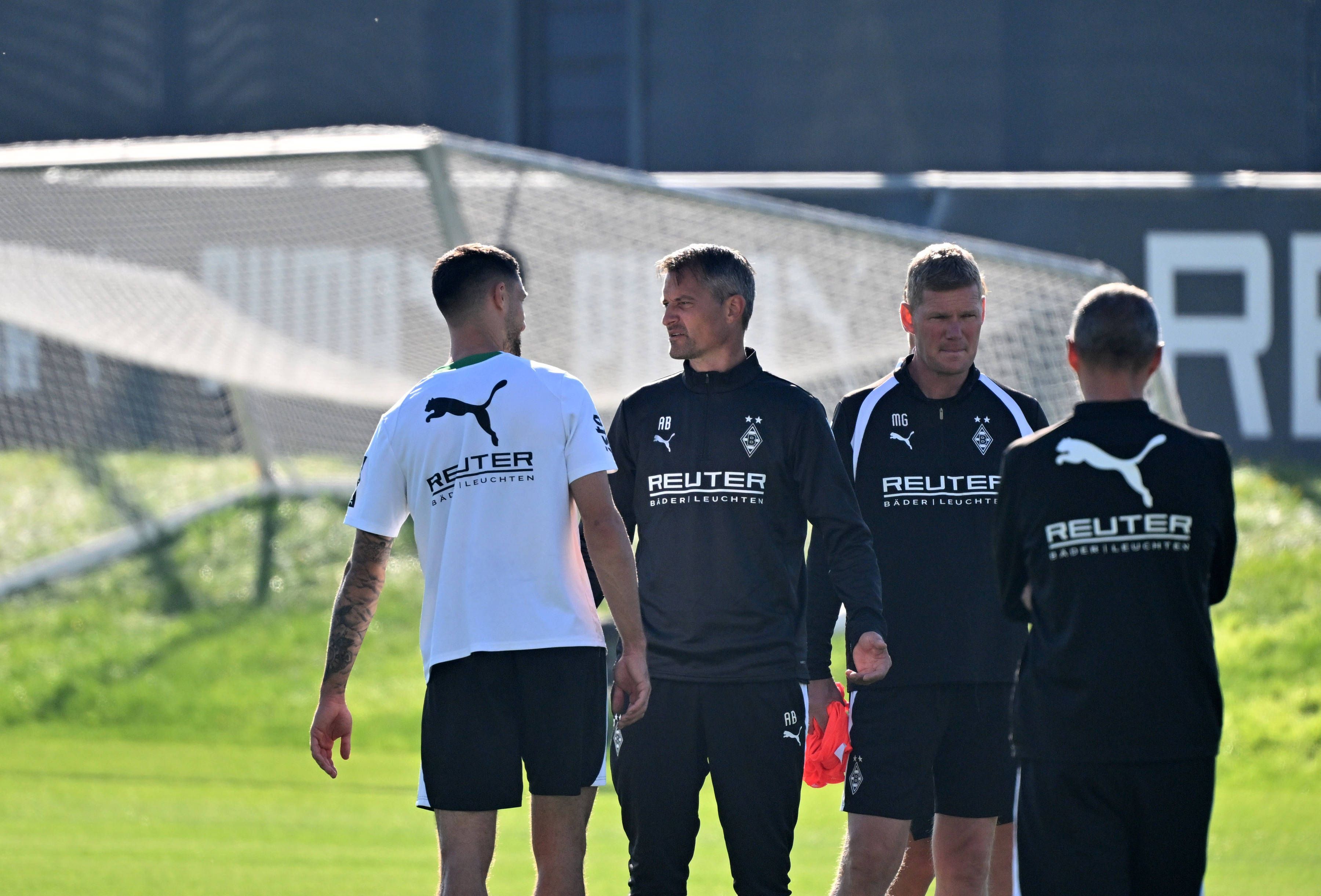 Alexander Blessin spricht im Training mit Tim Kleindienst.
