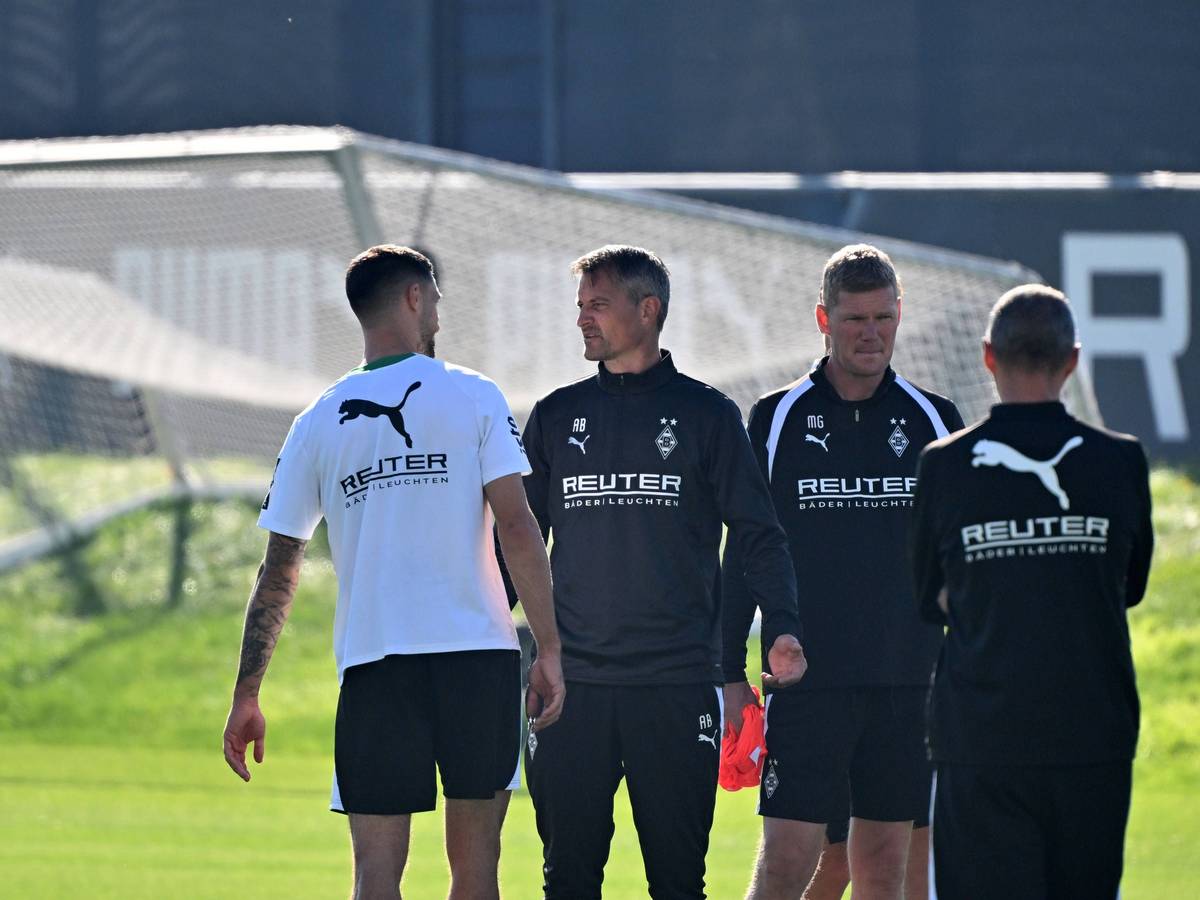 Alexander Blessin spricht im Training mit Tim Kleindienst.
