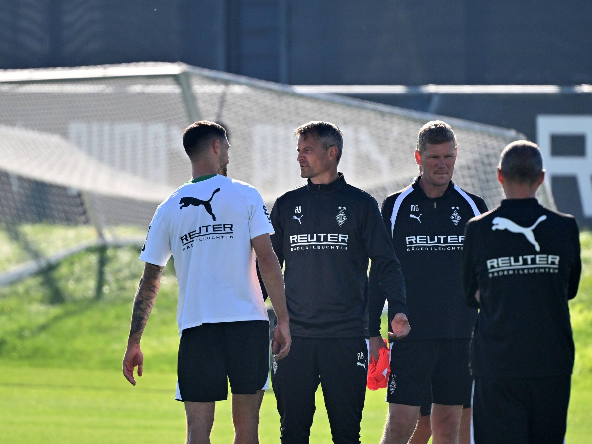 Alexander Blessin spricht im Training mit Tim Kleindienst.