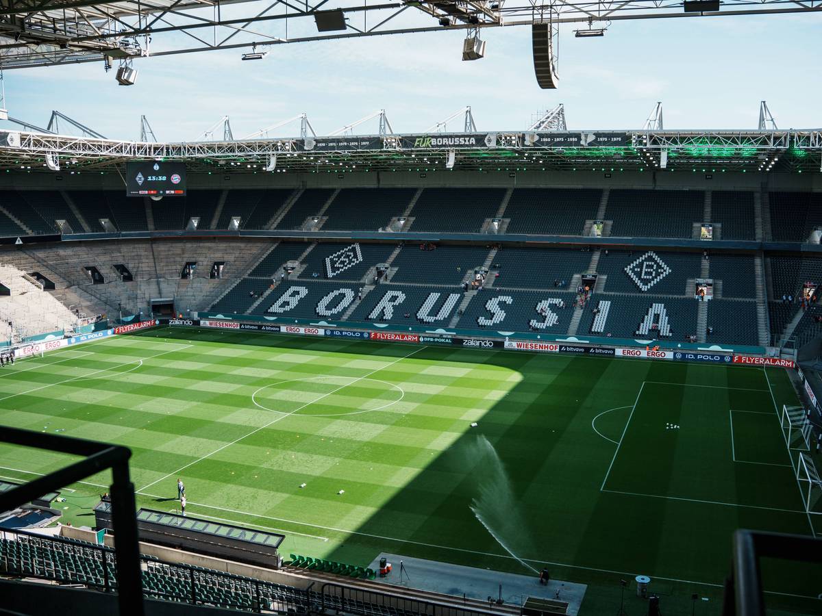 Blick von halb oben in den leeren Borussia-Park.
