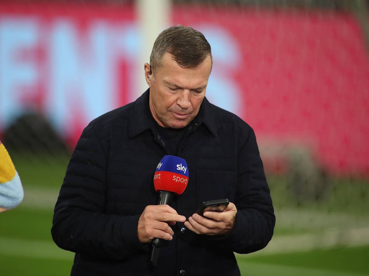 Bei einem TV-Einsatz blickt Lothar Matthäus auf sein Handy.