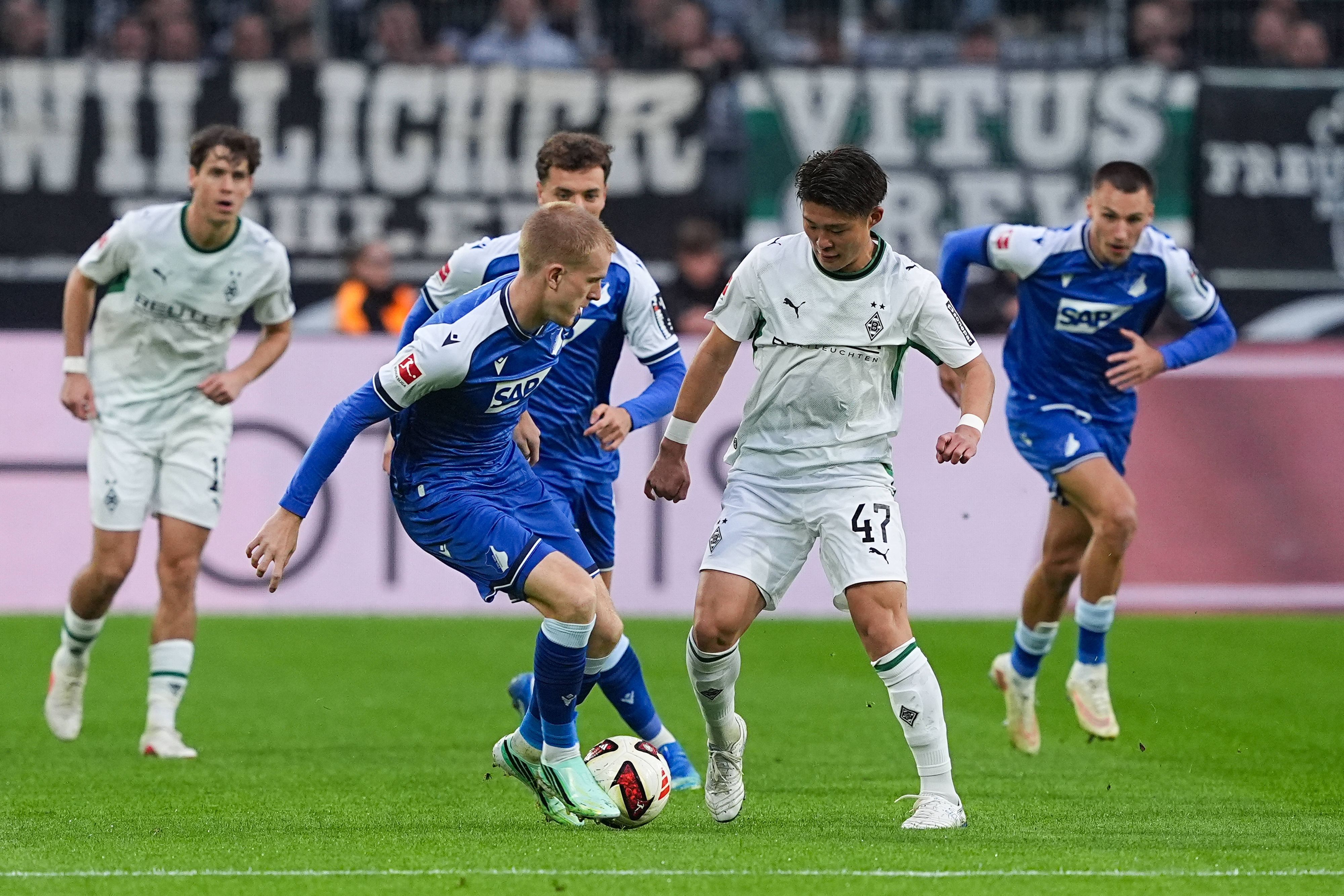 Gladbachs Zento Uno im Zweikampf mit TSG-Verteidiger Mats Rots.