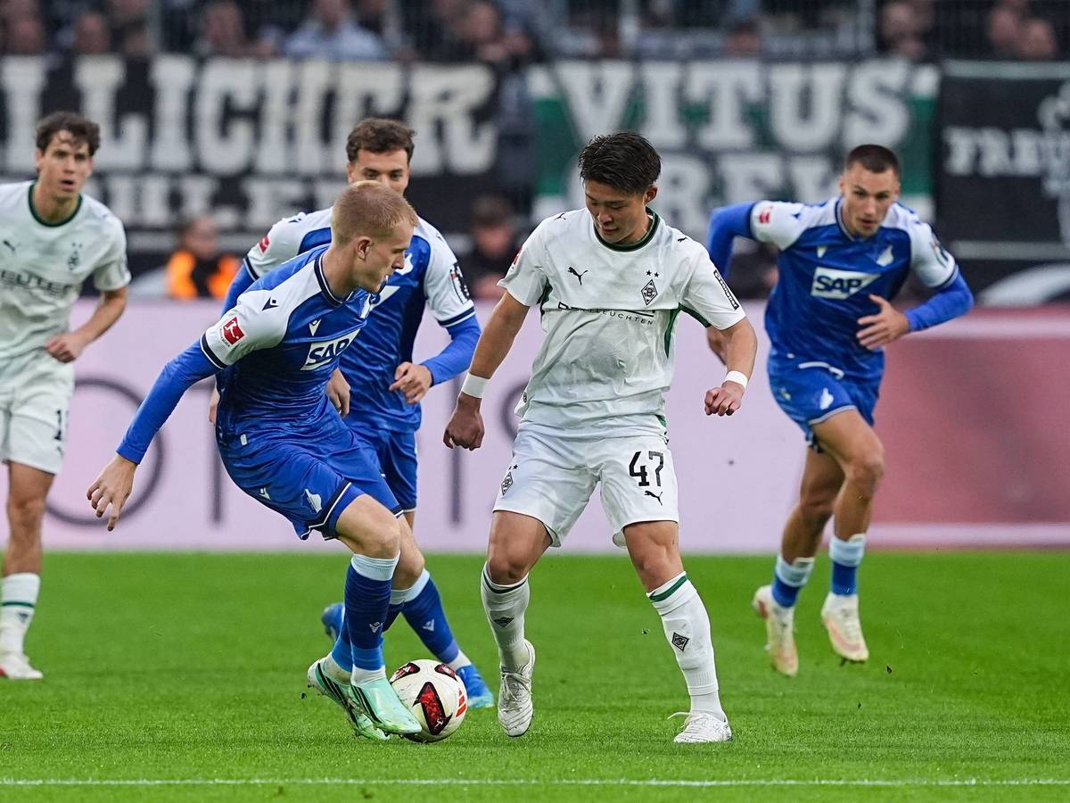 Gladbachs Zento Uno im Zweikampf mit TSG-Verteidiger Mats Rots.
