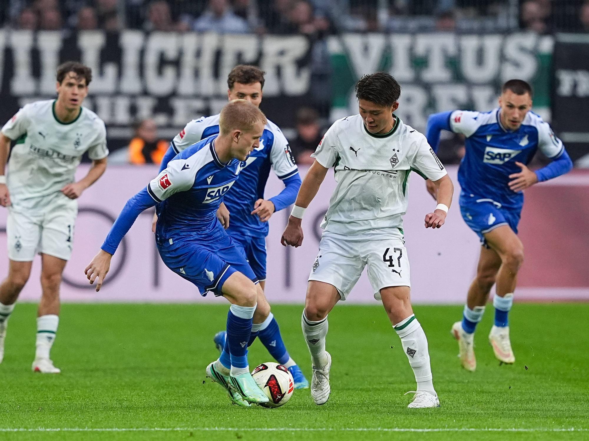 Gladbachs Zento Uno im Zweikampf mit TSG-Verteidiger Mats Rots.