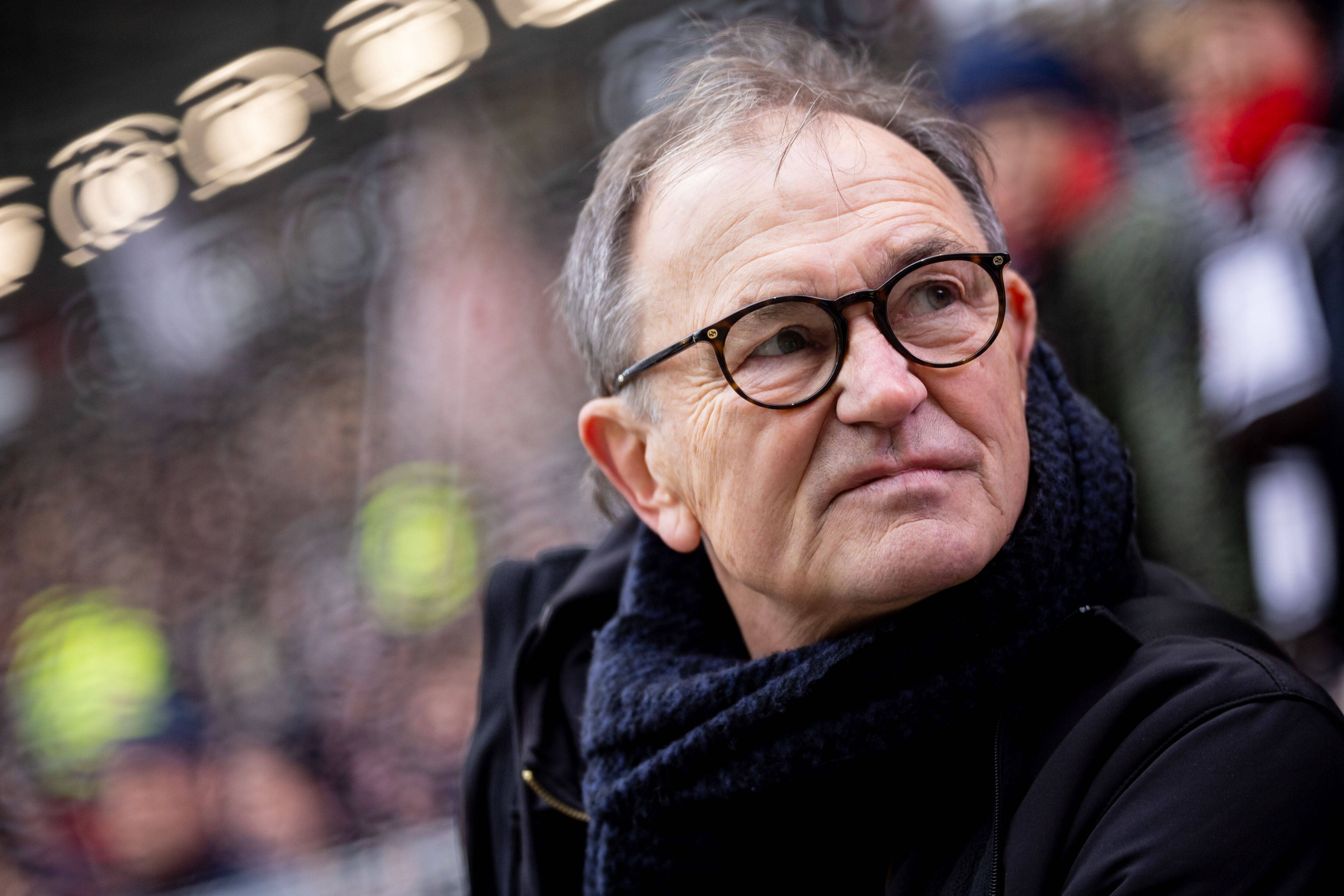 Ewald Lienen mit Brille im Stadion.