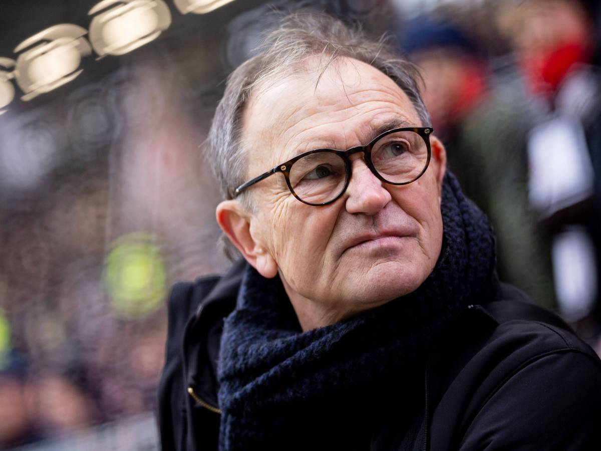 Ewald Lienen mit Brille im Stadion.