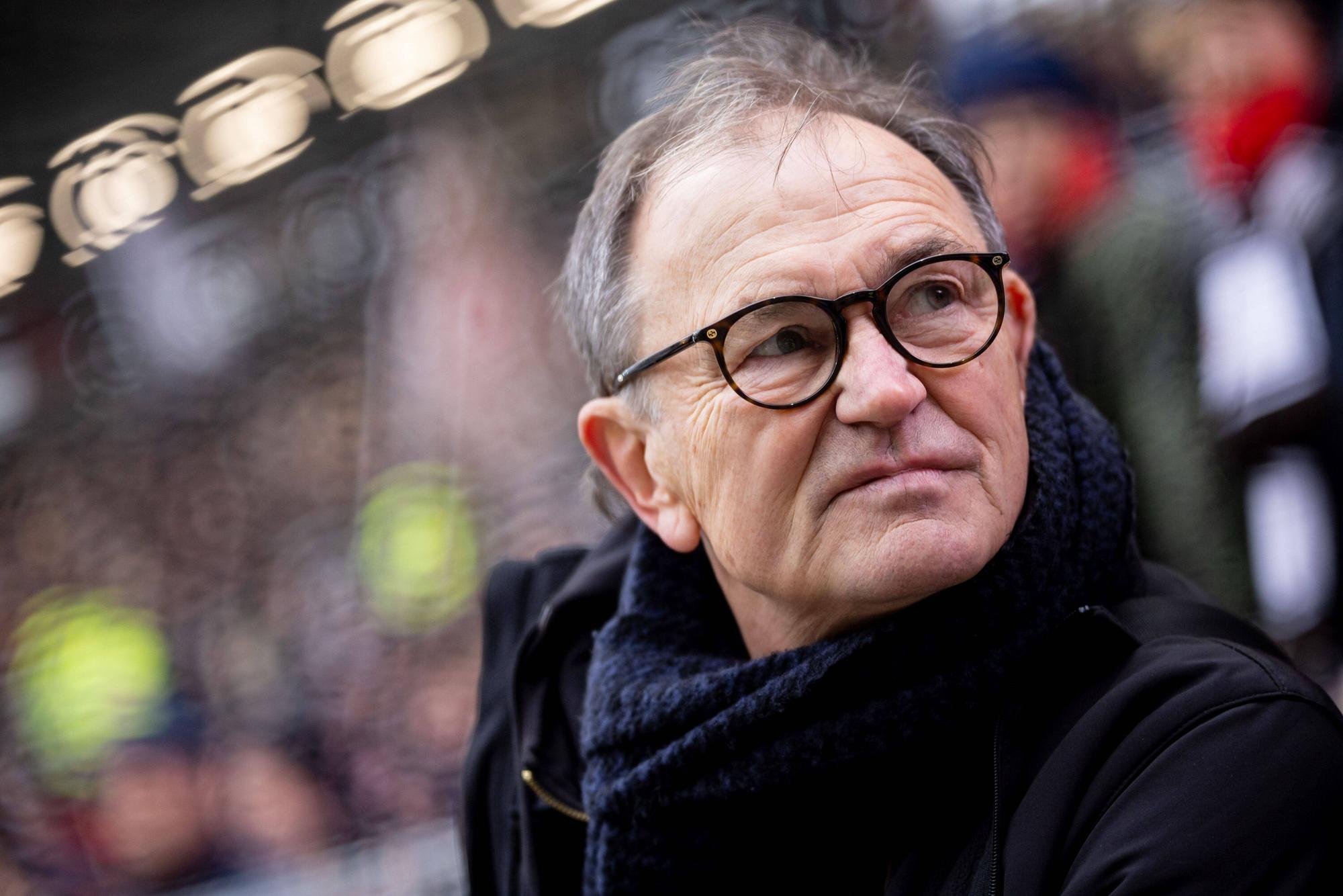 Ewald Lienen mit Brille im Stadion.