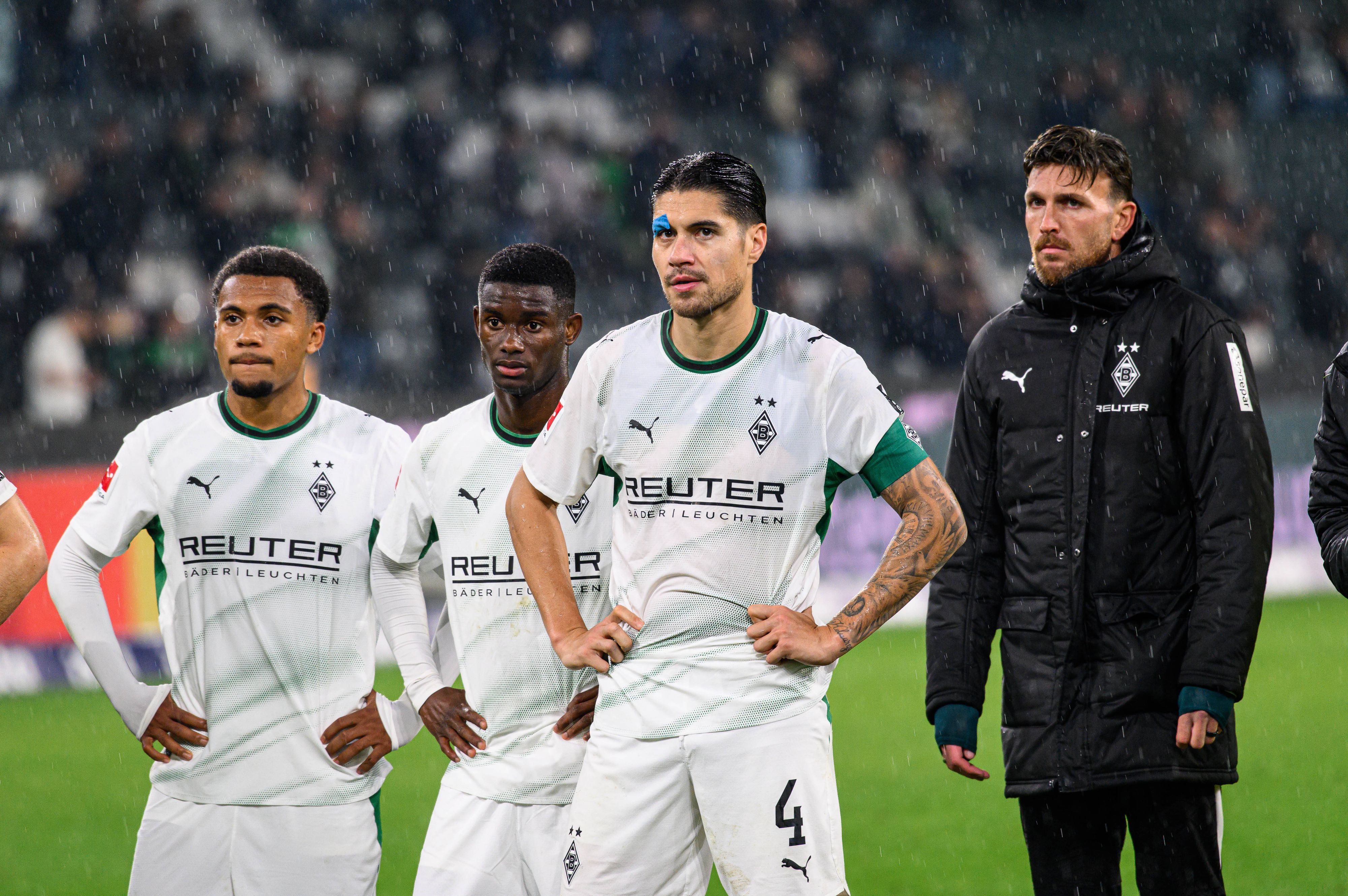 Borussia Mönchengladbach Spieler nach einem Spiel ratlos auf dem Platz.