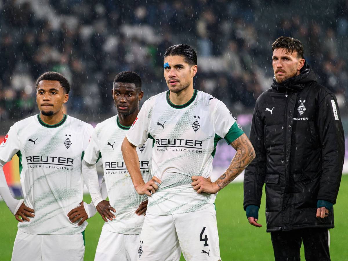 Borussia Mönchengladbach Spieler nach einem Spiel ratlos auf dem Platz.