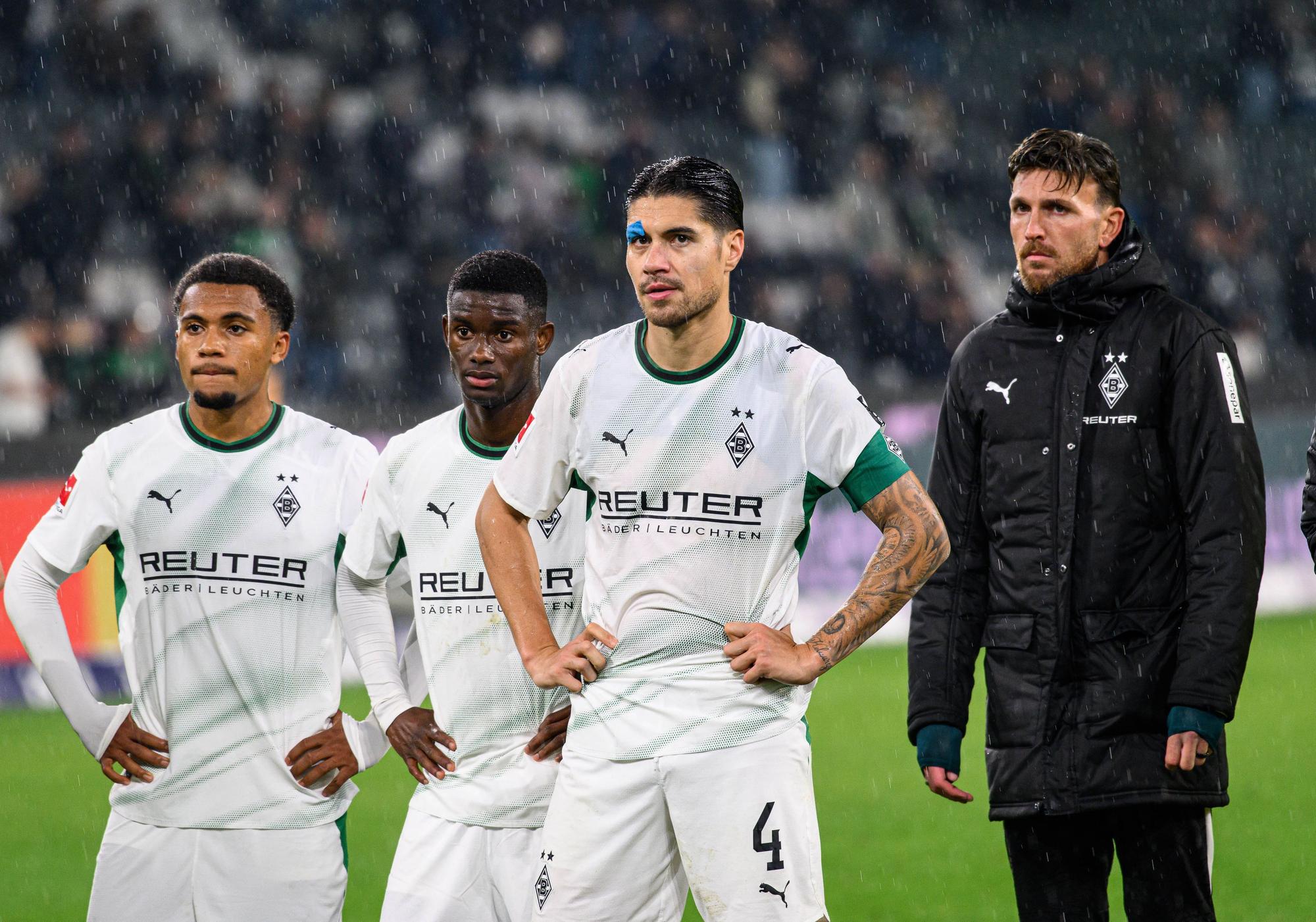 Borussia Mönchengladbach Spieler nach einem Spiel ratlos auf dem Platz.