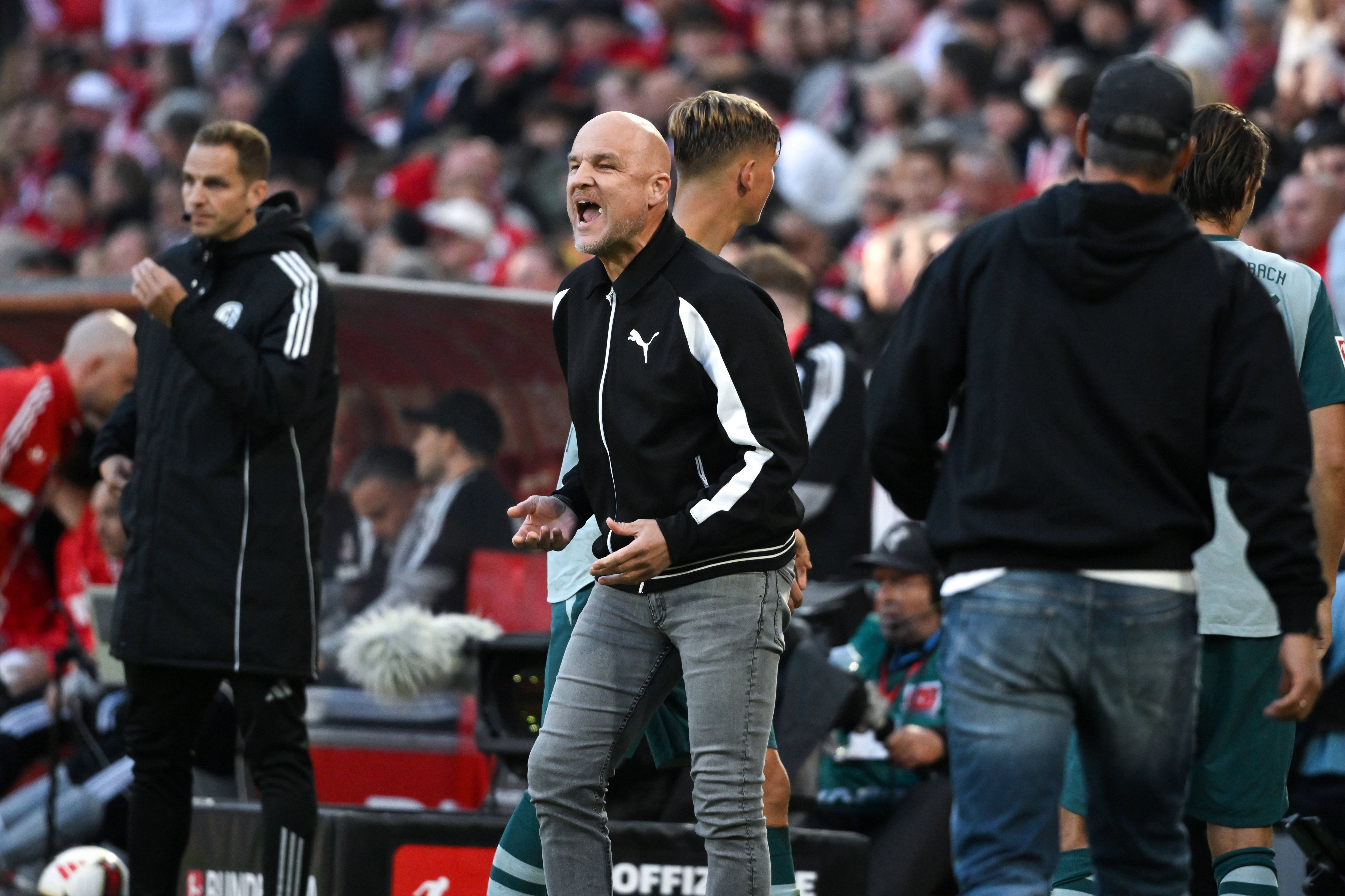 Beim Gladbach-Spiel brüllt Sport-Boss Rouven Schröder.