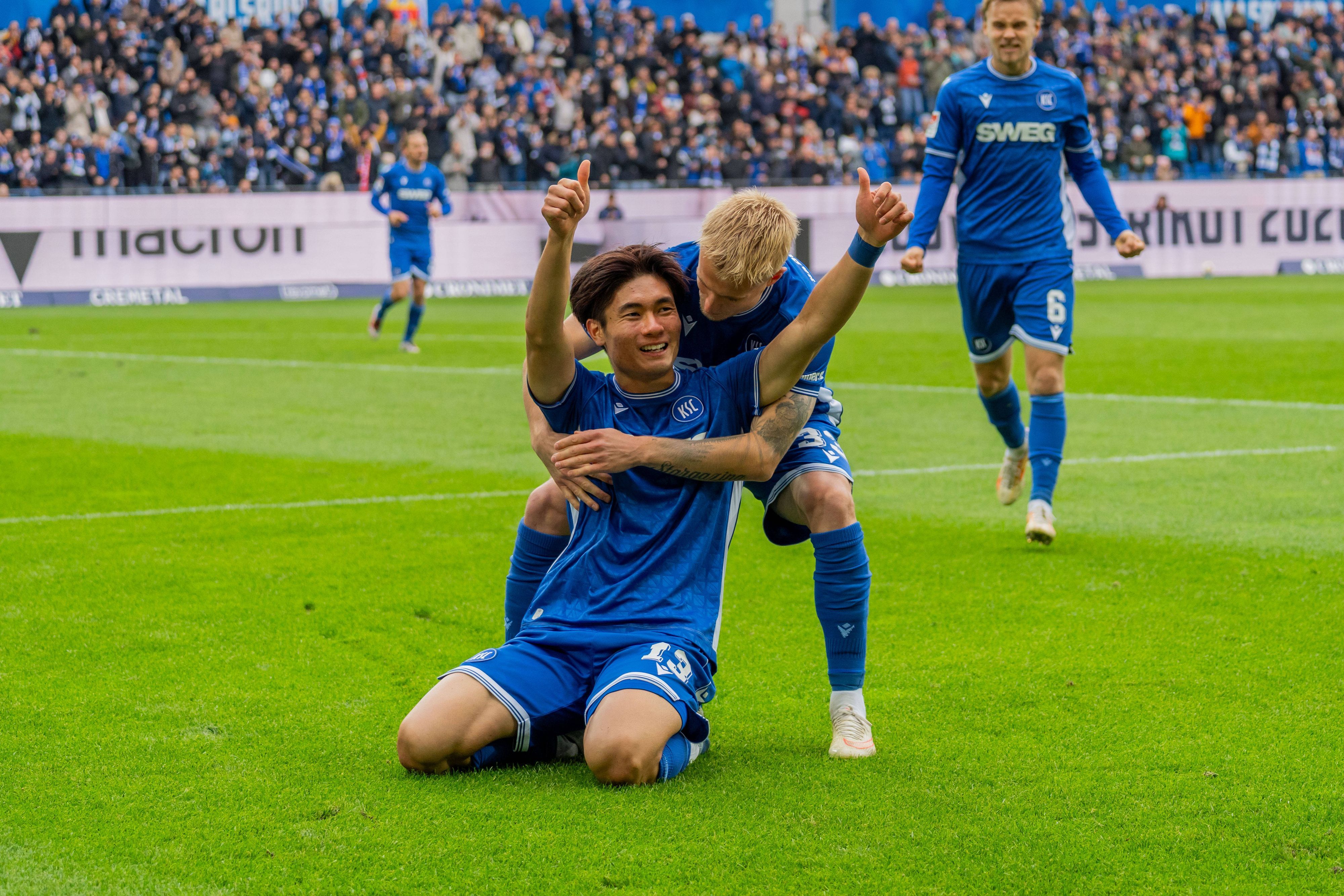 Auf Knien rutschend jubelte Shio Fukuda über ein Tor für den KSC.