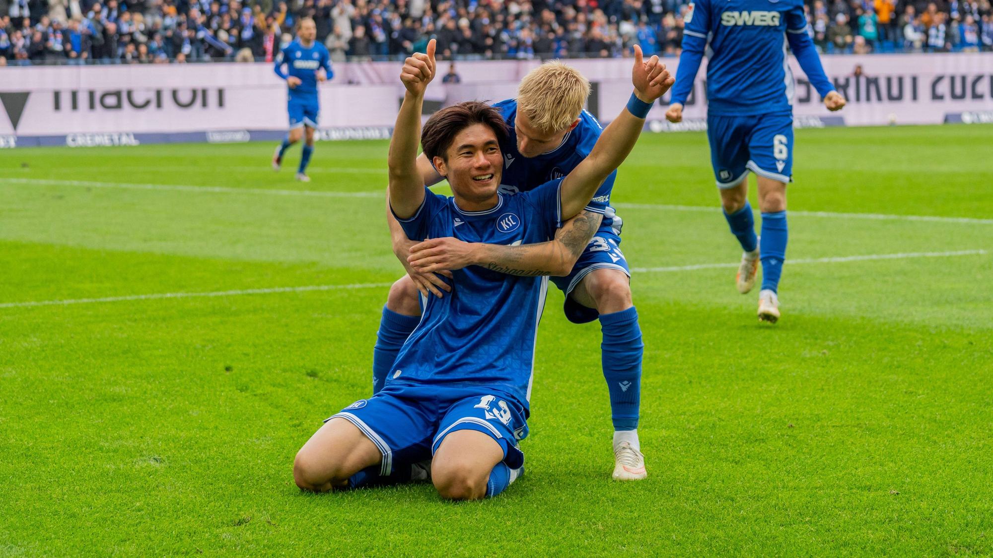 Auf Knien rutschend jubelte Shio Fukuda über ein Tor für den KSC.
