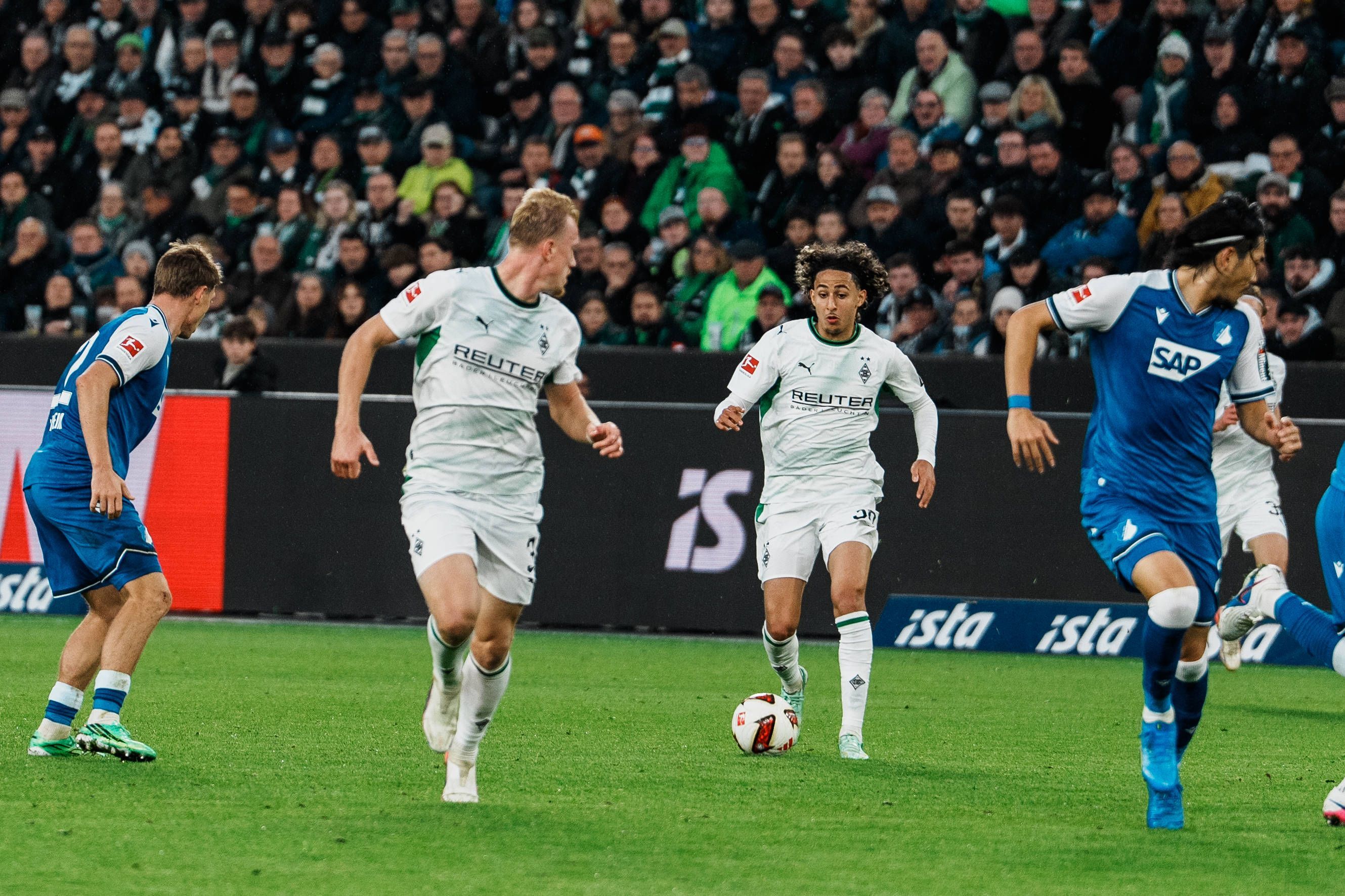 Wael Mohya von Borussia Mönchengladbach am Ball