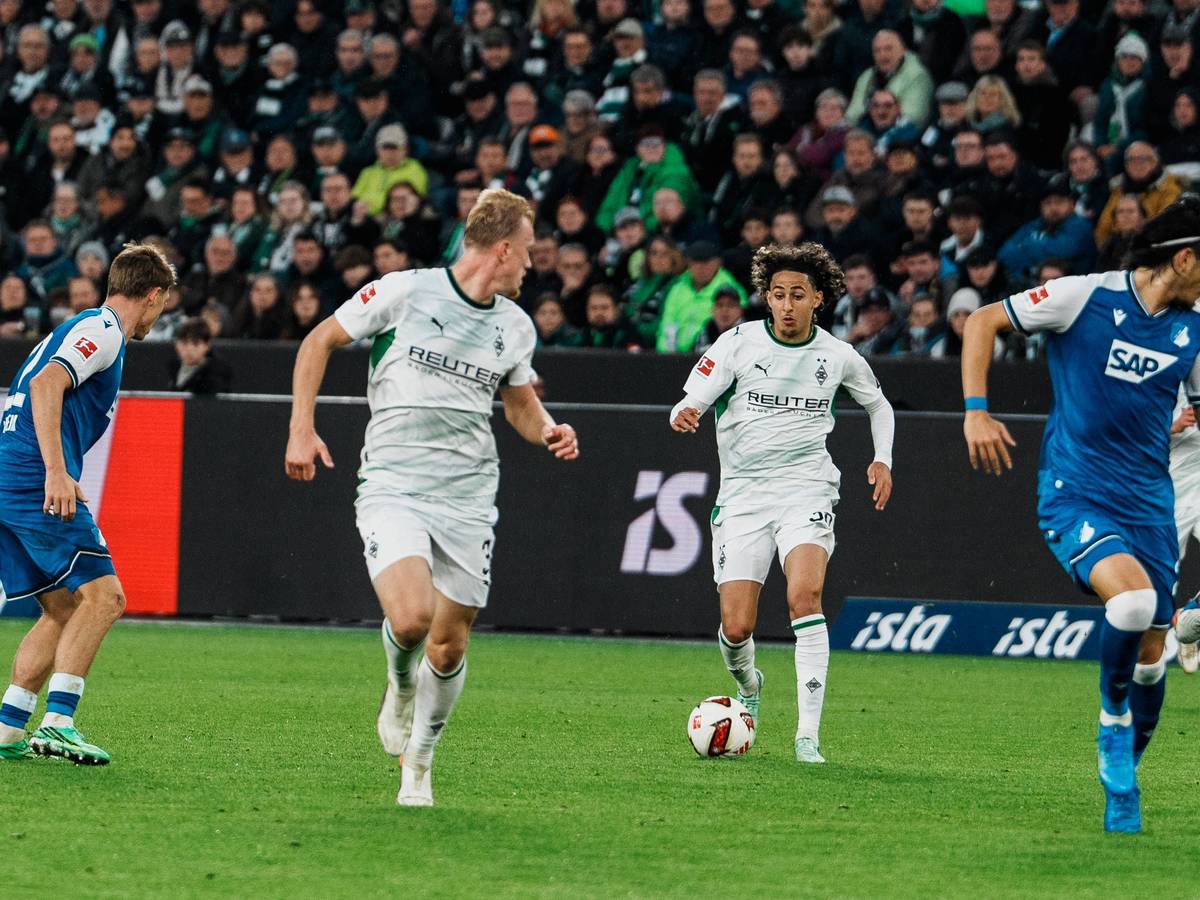 Wael Mohya von Borussia Mönchengladbach am Ball