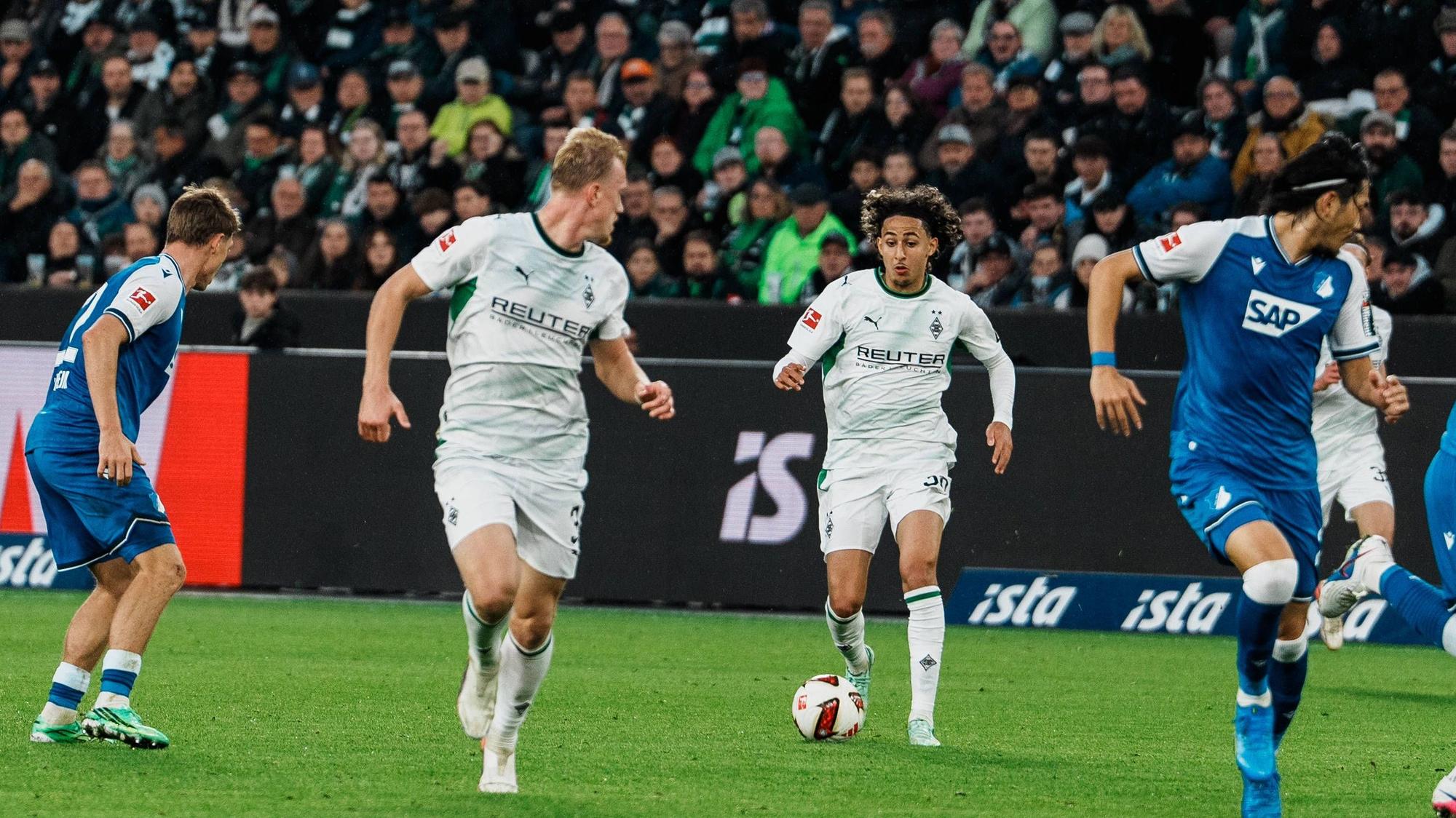 Wael Mohya von Borussia Mönchengladbach am Ball