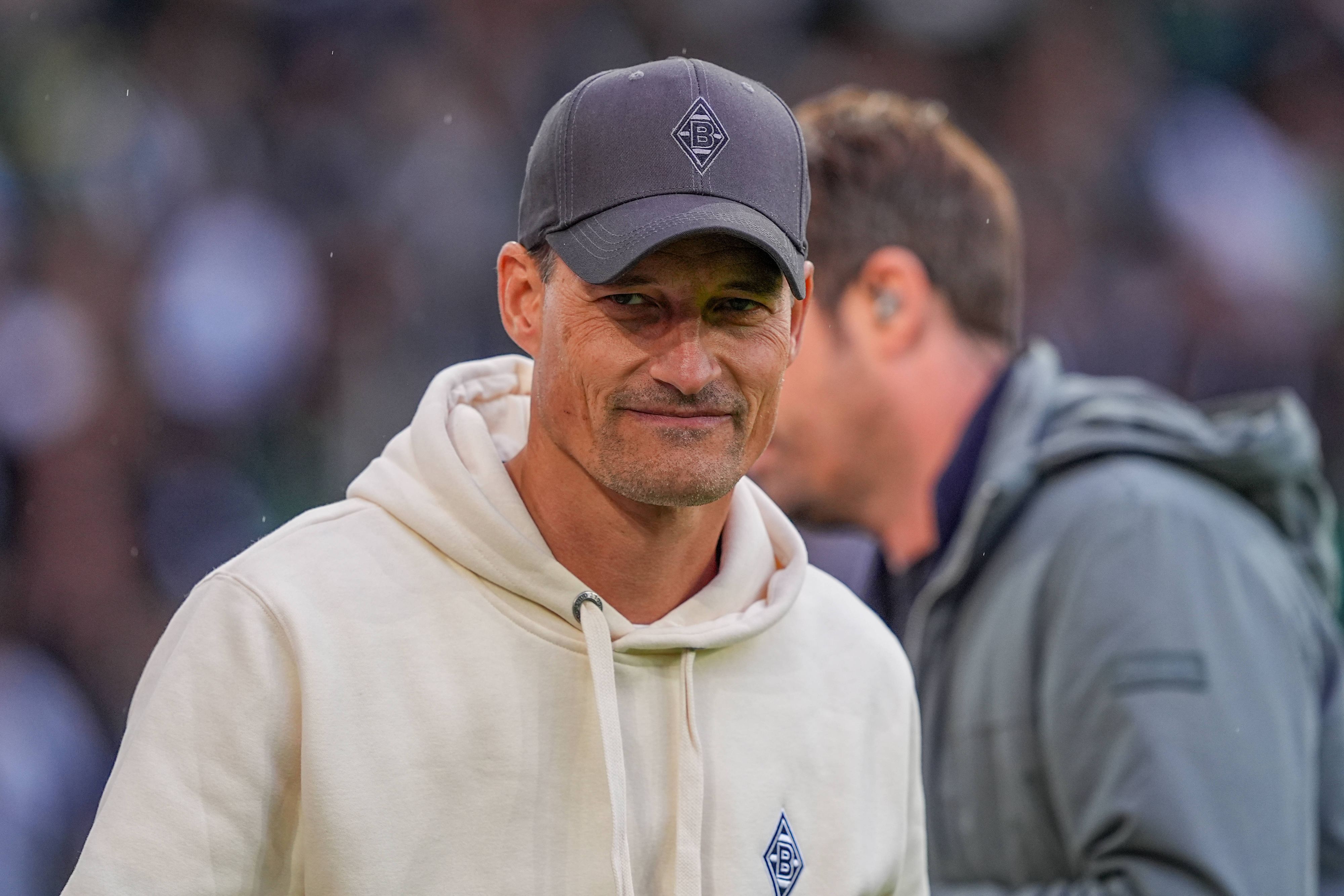 Bei einem Gladbach-Spiel blickt Alexander Blessin kritisch.