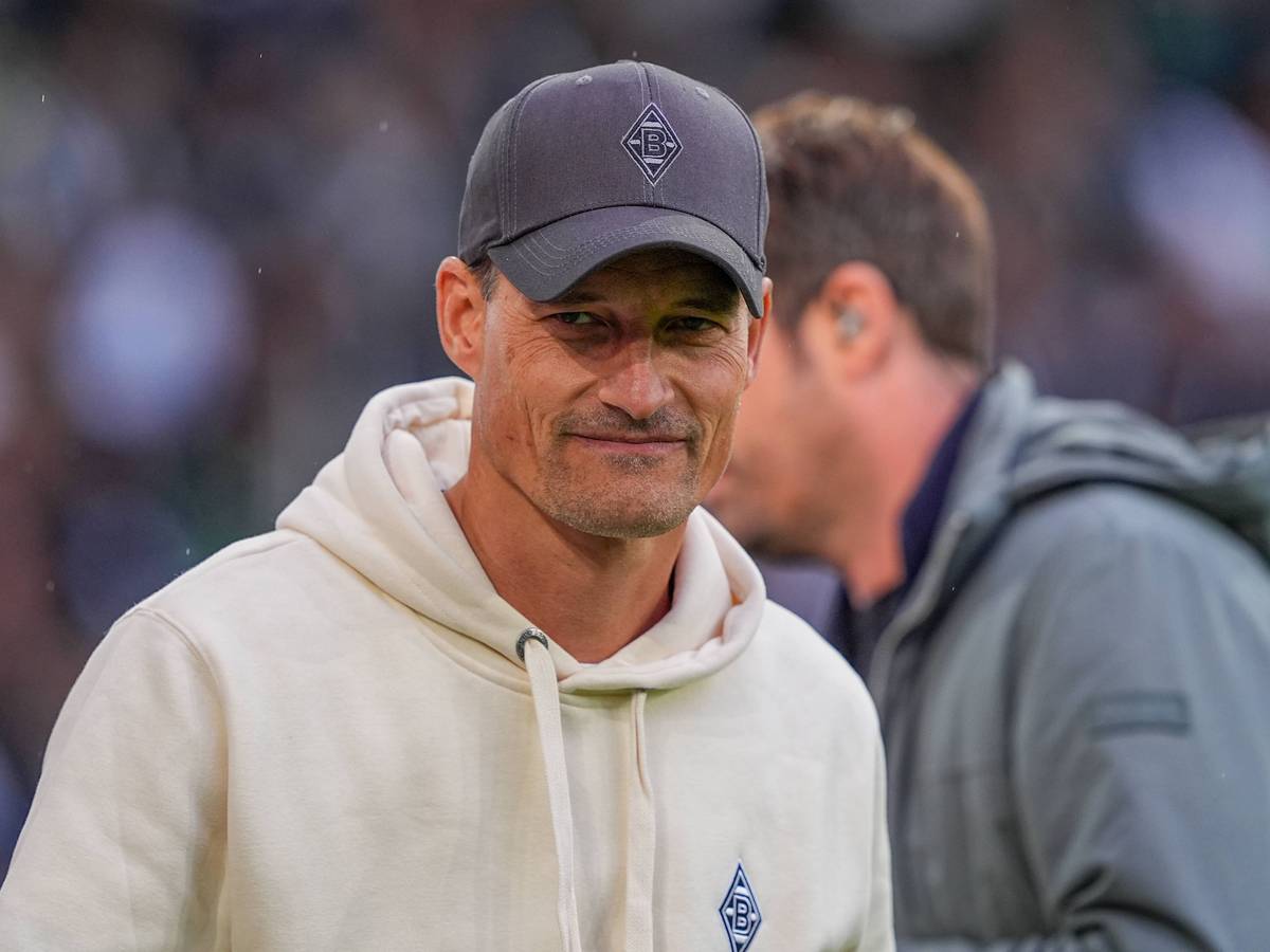 Bei einem Gladbach-Spiel blickt Alexander Blessin kritisch.