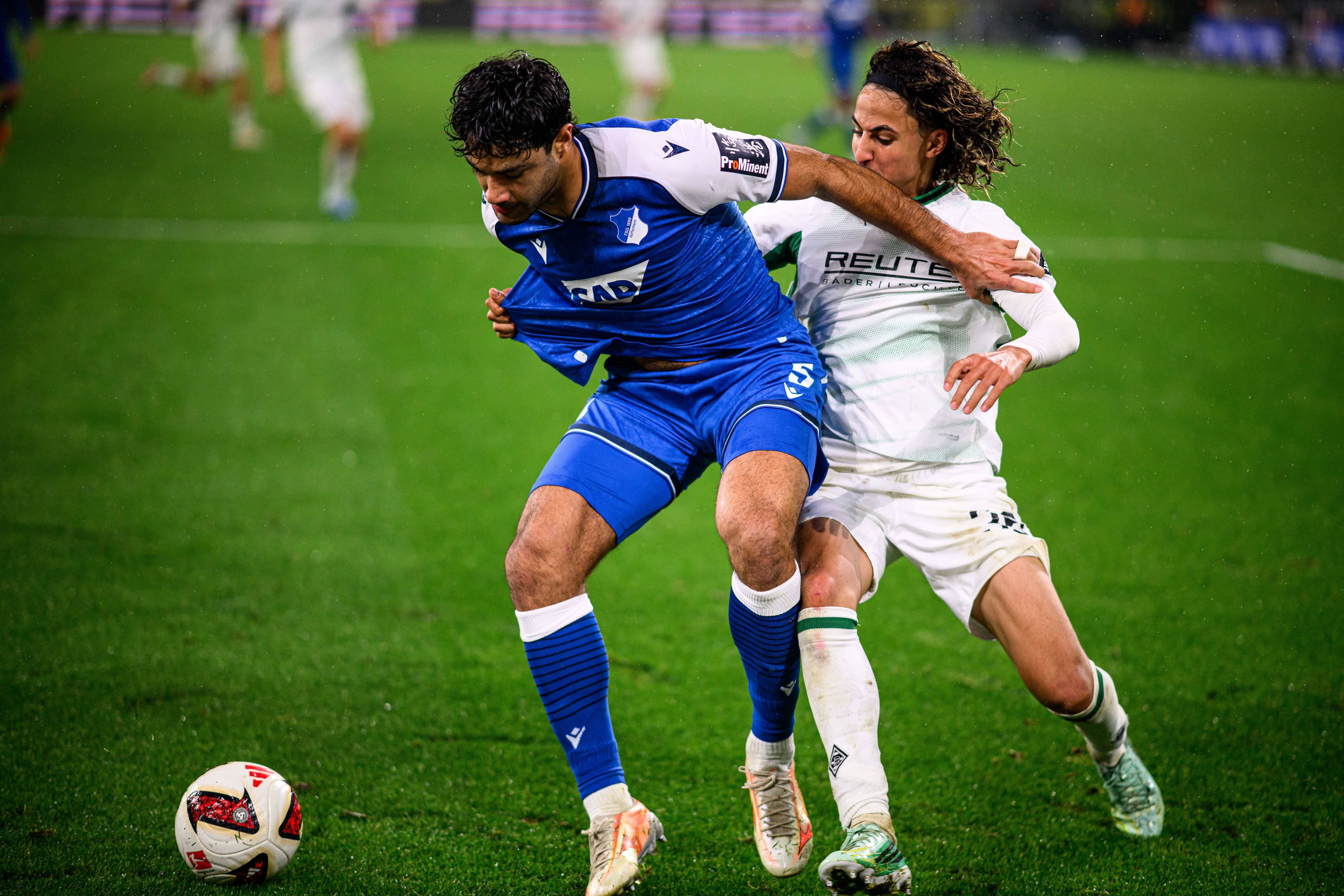 Ozan Kabak und Wael Mohya im Zweikampf