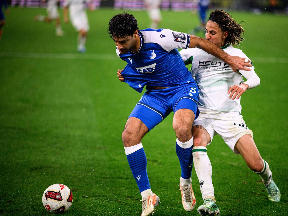 Ozan Kabak und Wael Mohya im Zweikampf