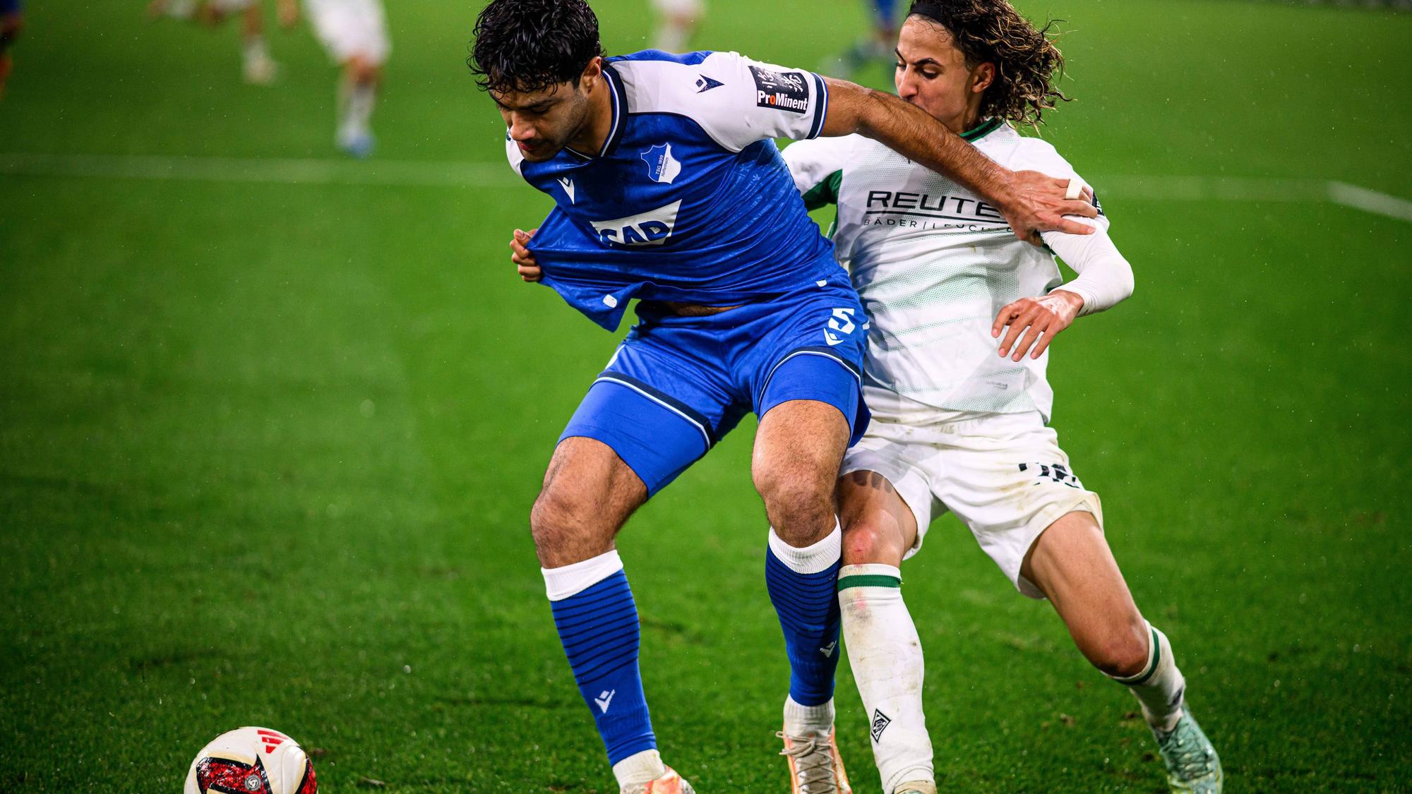 Ozan Kabak und Wael Mohya im Zweikampf