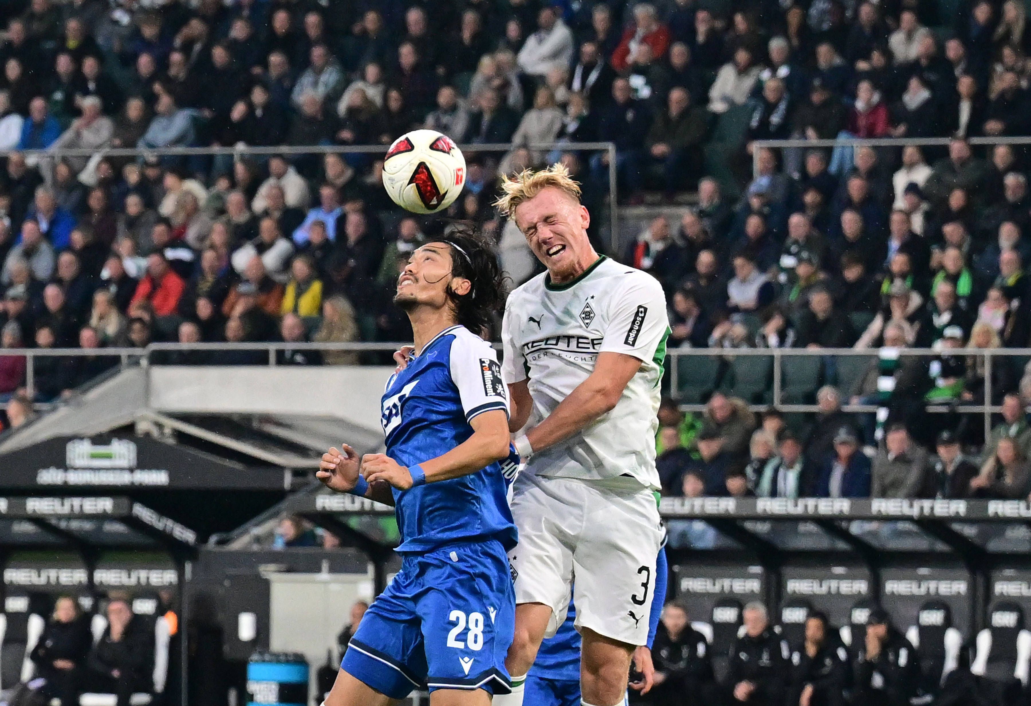 Hoffenheims Koki Machida und Gladbachs Isac Lidberg im Kopfballduell.