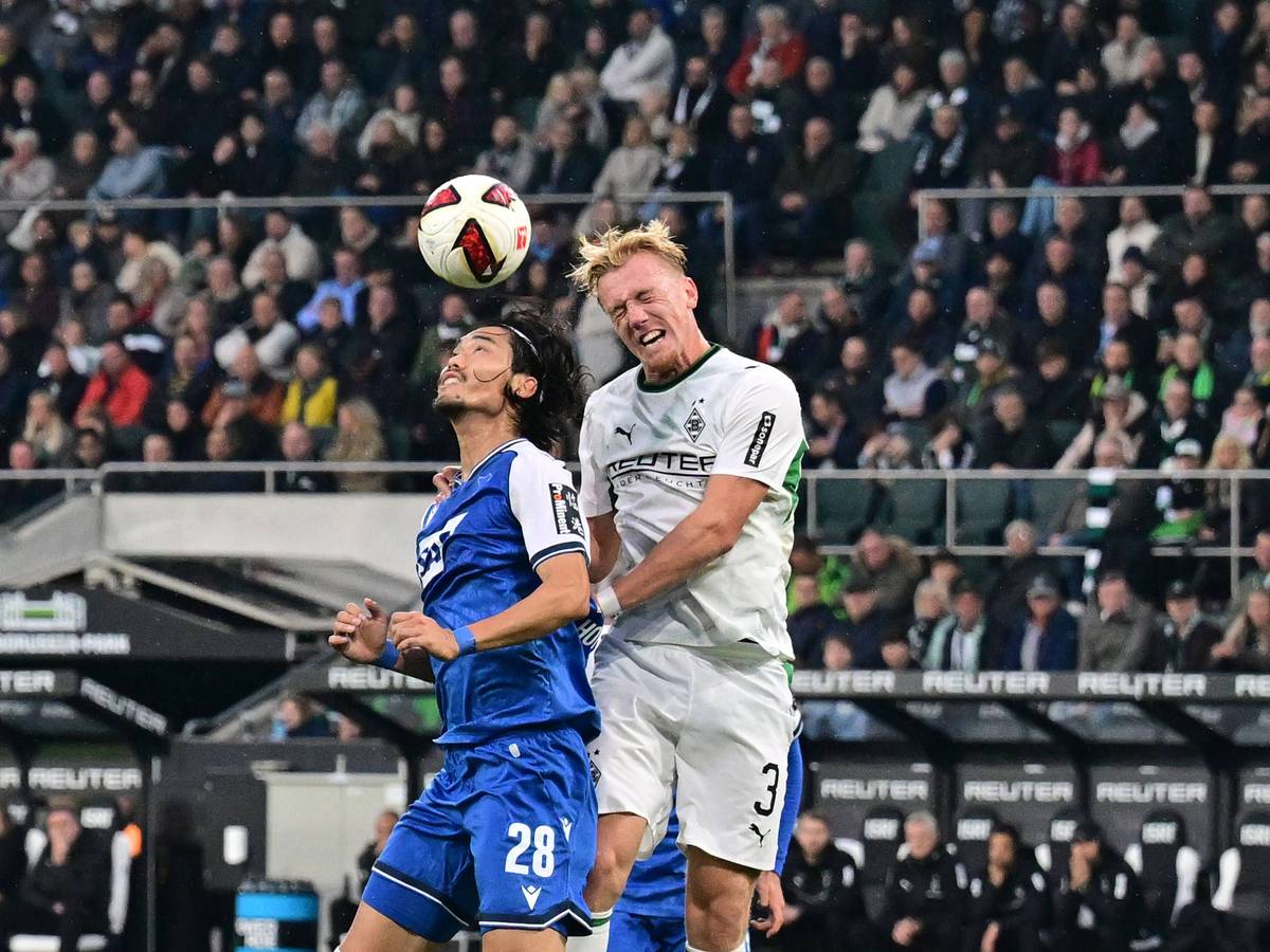 Hoffenheims Koki Machida und Gladbachs Isac Lidberg im Kopfballduell.
