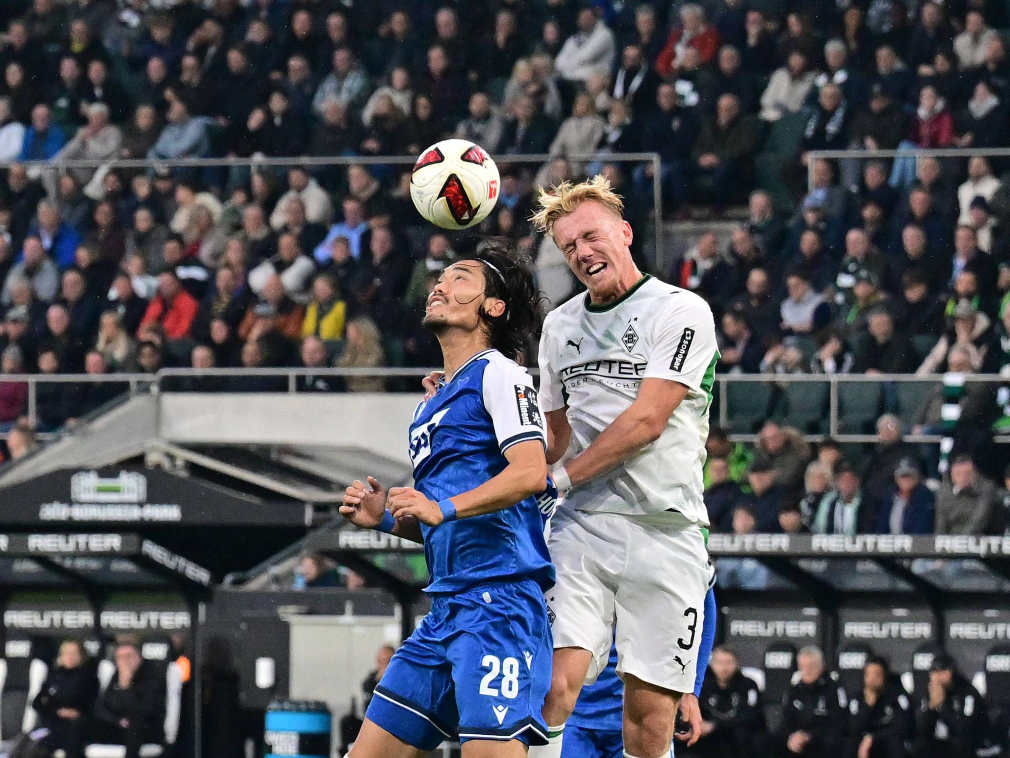 Hoffenheims Koki Machida und Gladbachs Isac Lidberg im Kopfballduell.