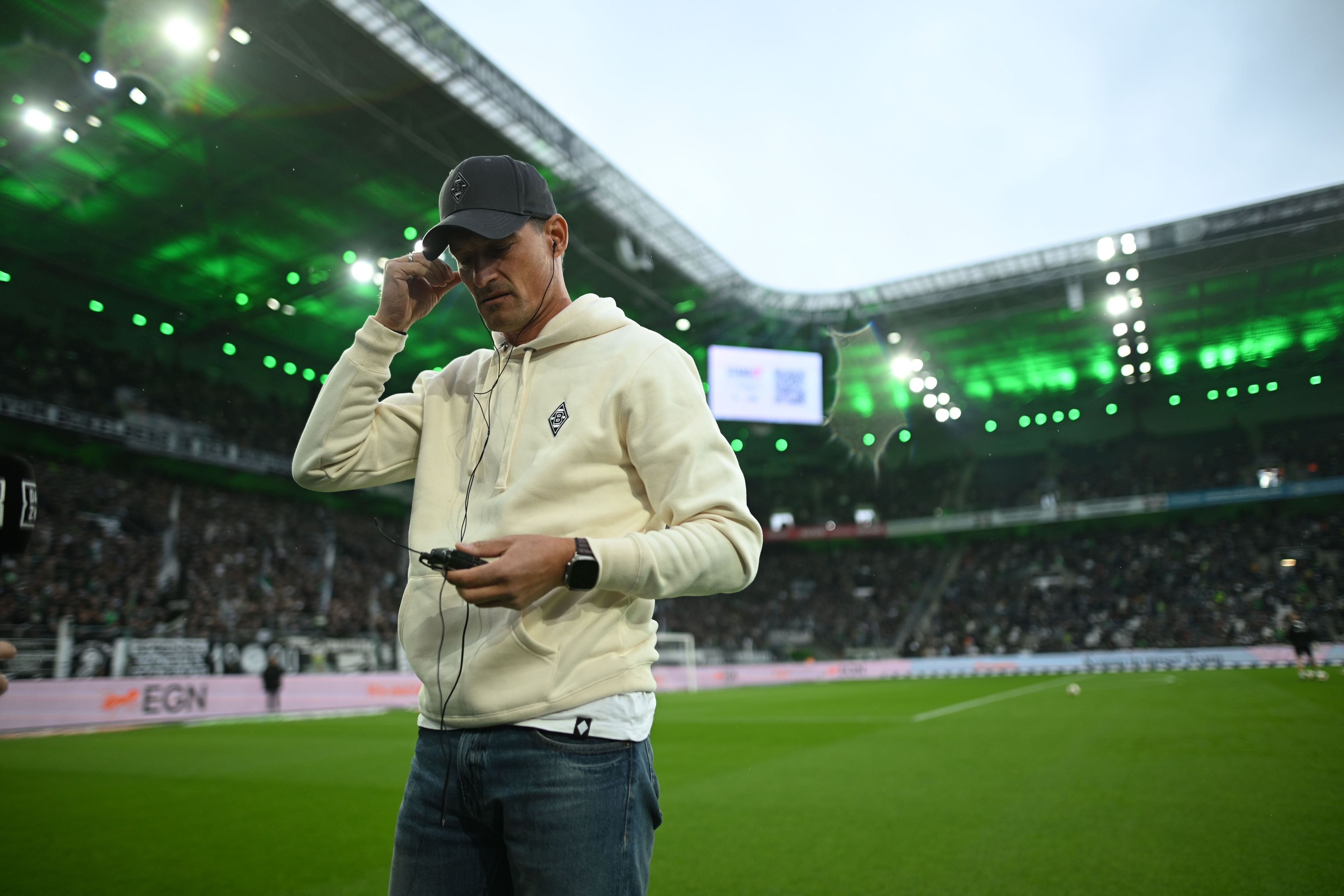 Alexander Blessin steht neben dem Spielfeld im Borussia-Park.