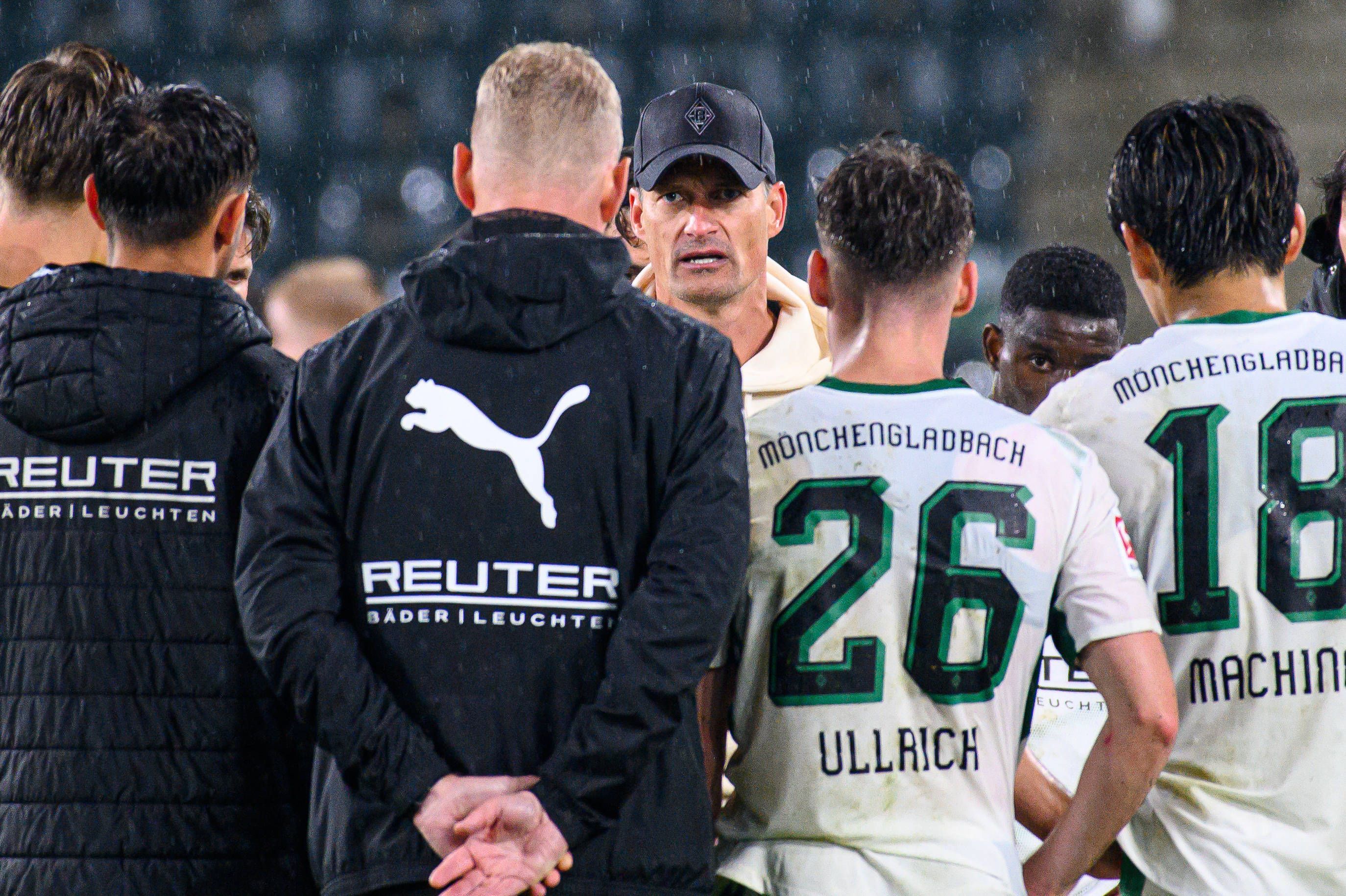 Gladbach-Trainer Alexander Blessin spricht mit seiner Mannschaft.