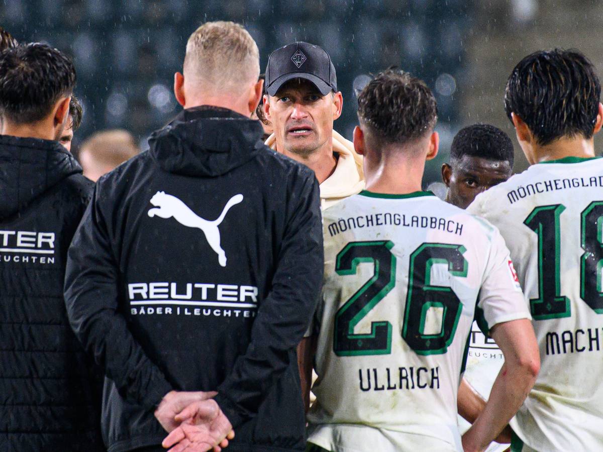 Gladbach-Trainer Alexander Blessin spricht mit seiner Mannschaft.