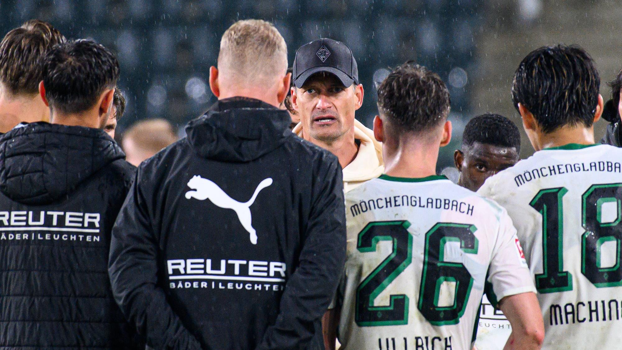 Gladbach-Trainer Alexander Blessin spricht mit seiner Mannschaft.
