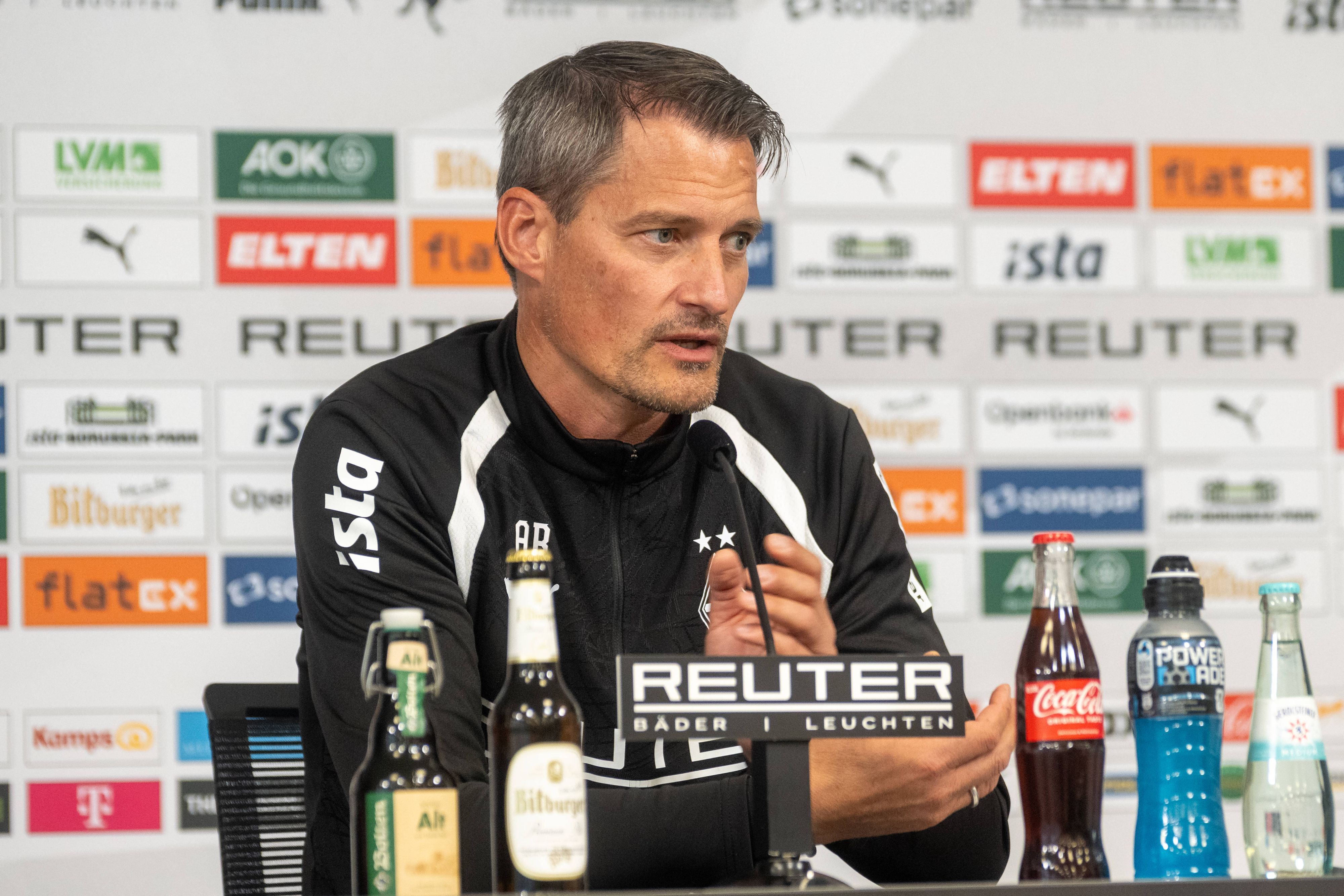 Alexander Blessin in der Pressekonferenz.