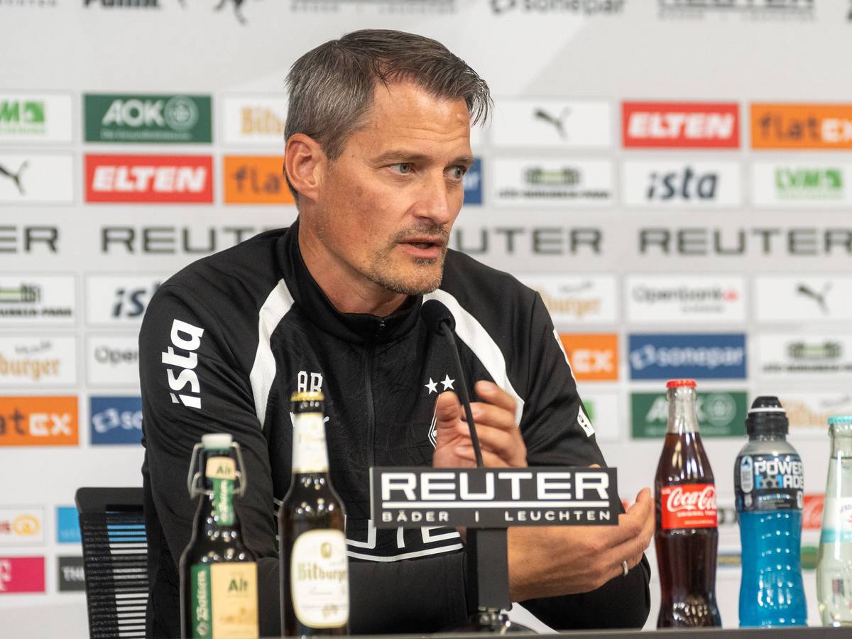 Alexander Blessin in der Pressekonferenz.