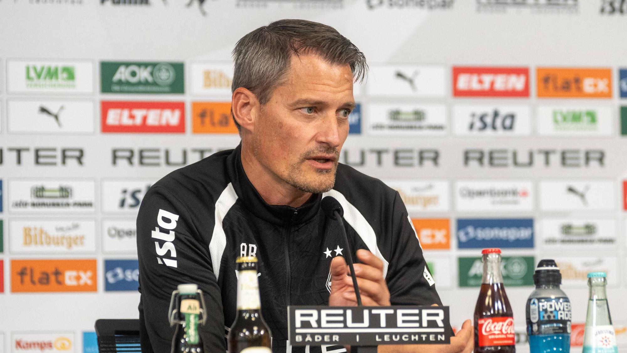 Alexander Blessin in der Pressekonferenz.