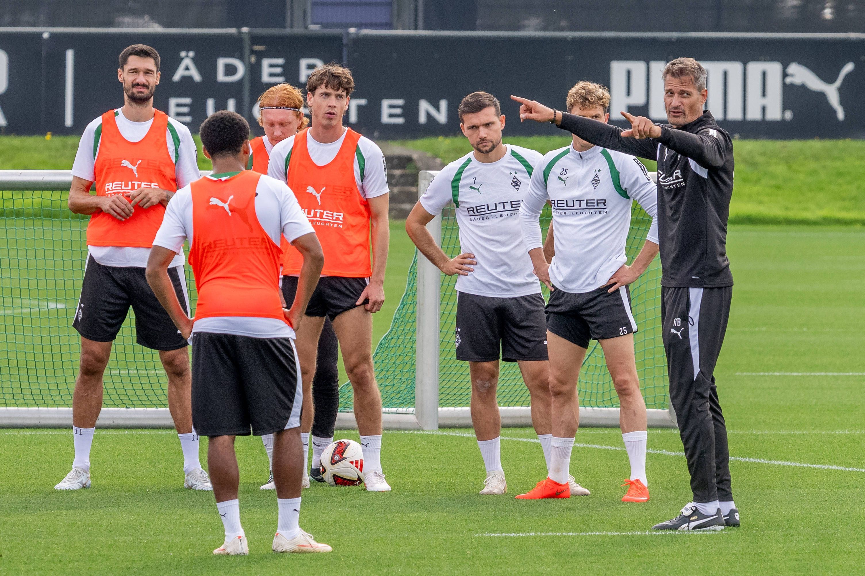 Alexander Blessin gibt bei Borussia Mönchengladbach im Training Anweisungen.