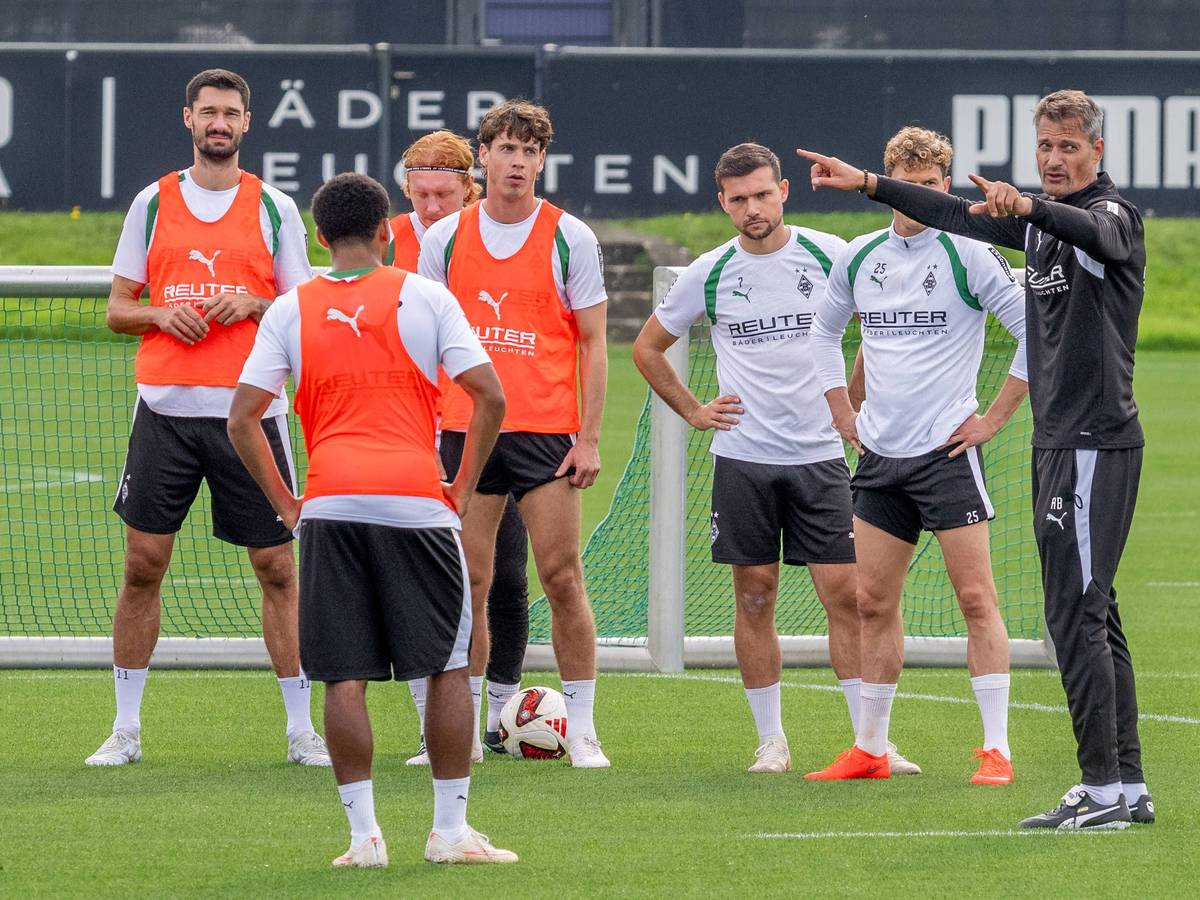 Alexander Blessin gibt bei Borussia Mönchengladbach im Training Anweisungen.