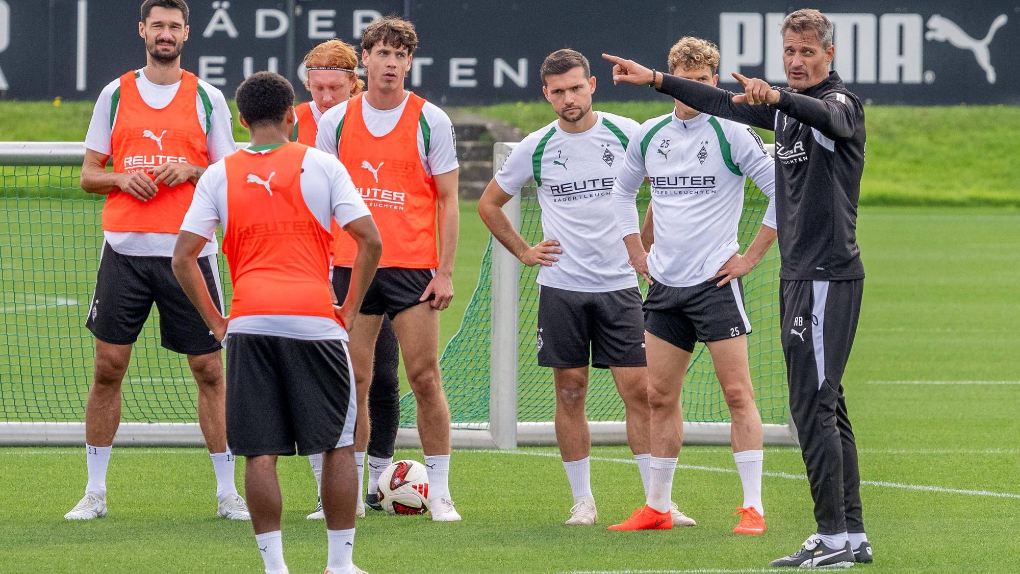 Alexander Blessin gibt bei Borussia Mönchengladbach im Training Anweisungen.