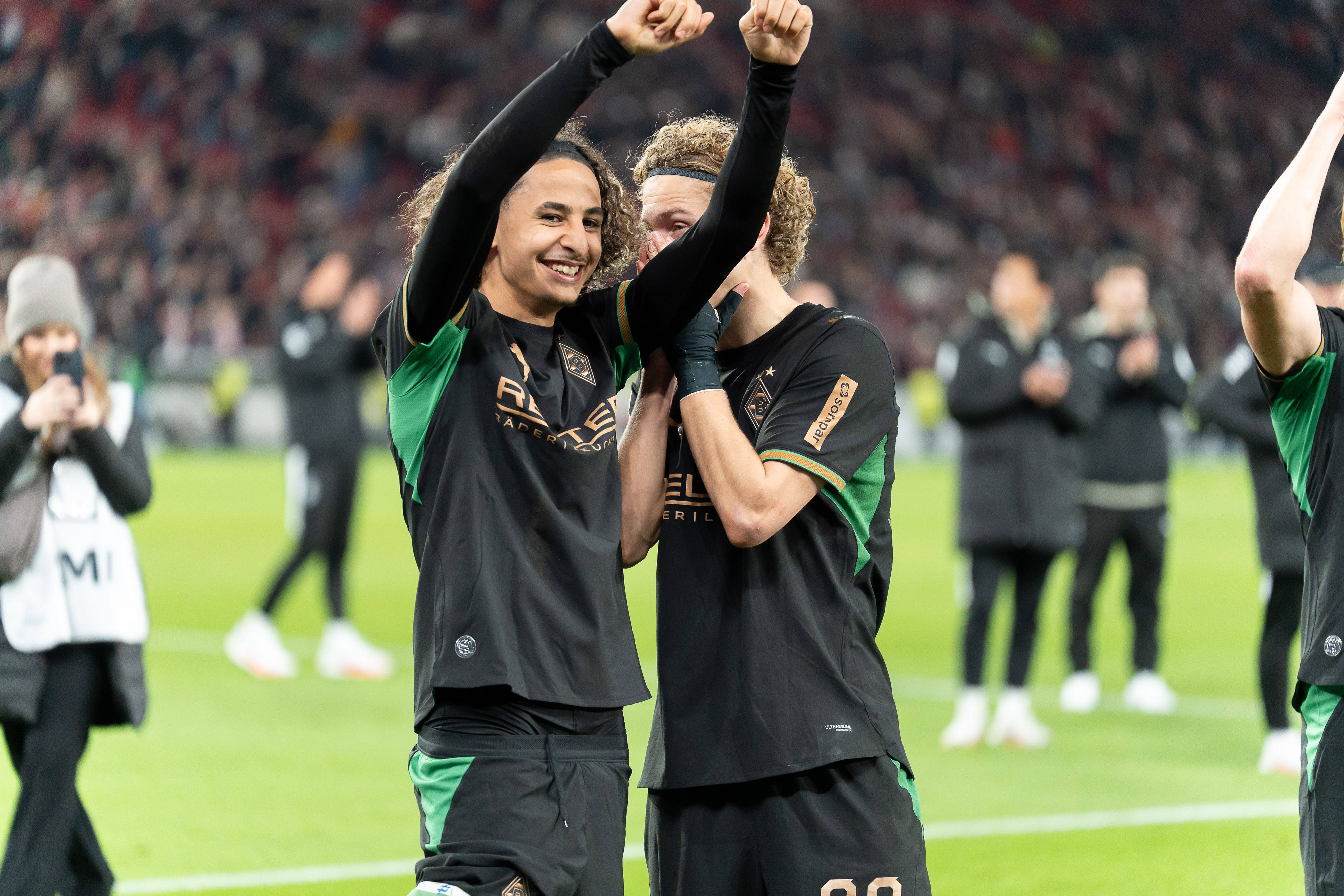 Hugo Bolin freut sich mit Wael Mohya vor den Fans.